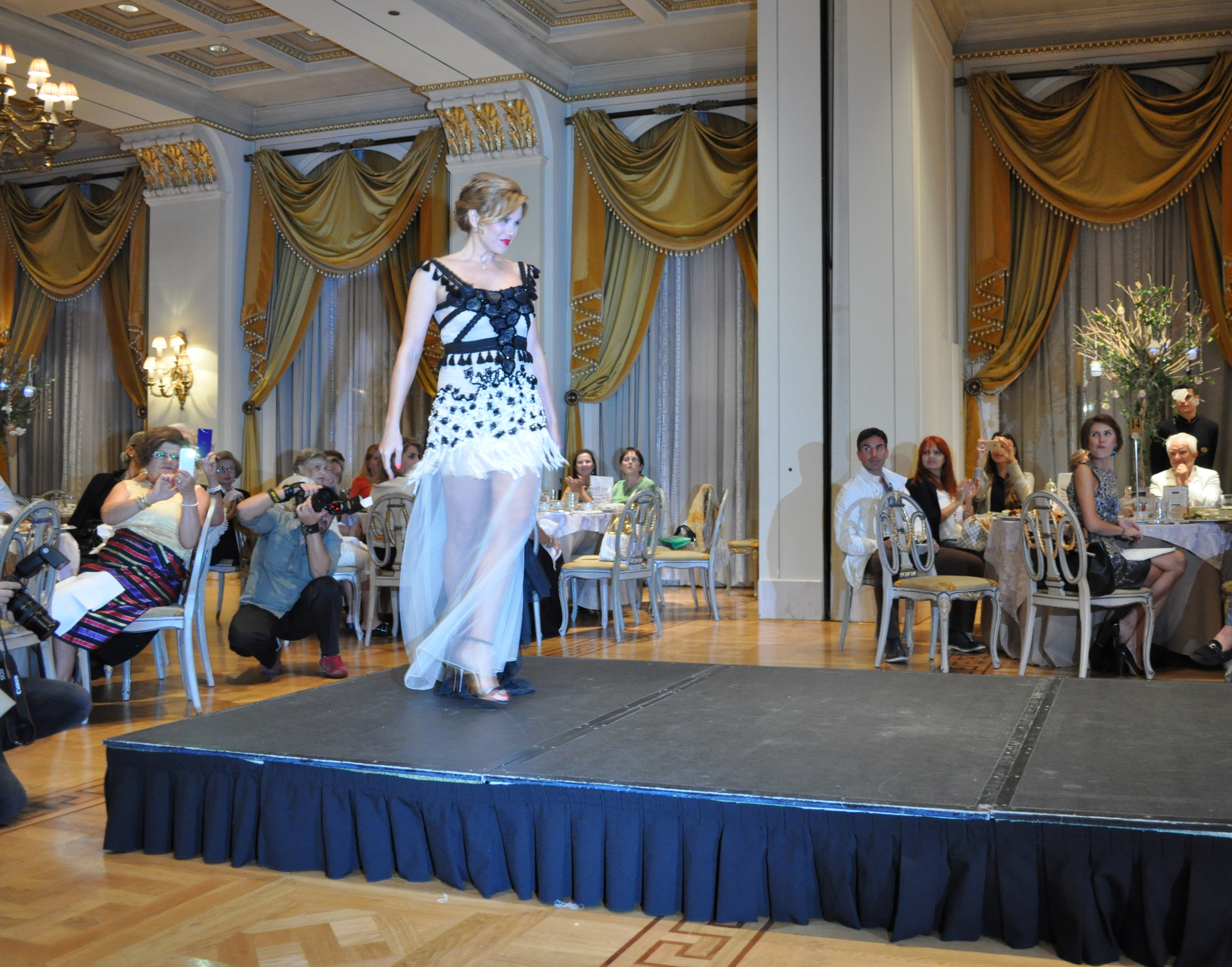 Η Ευγενία Μανωλίδου στην πασαρέλα για φιλανθρωπικό gala