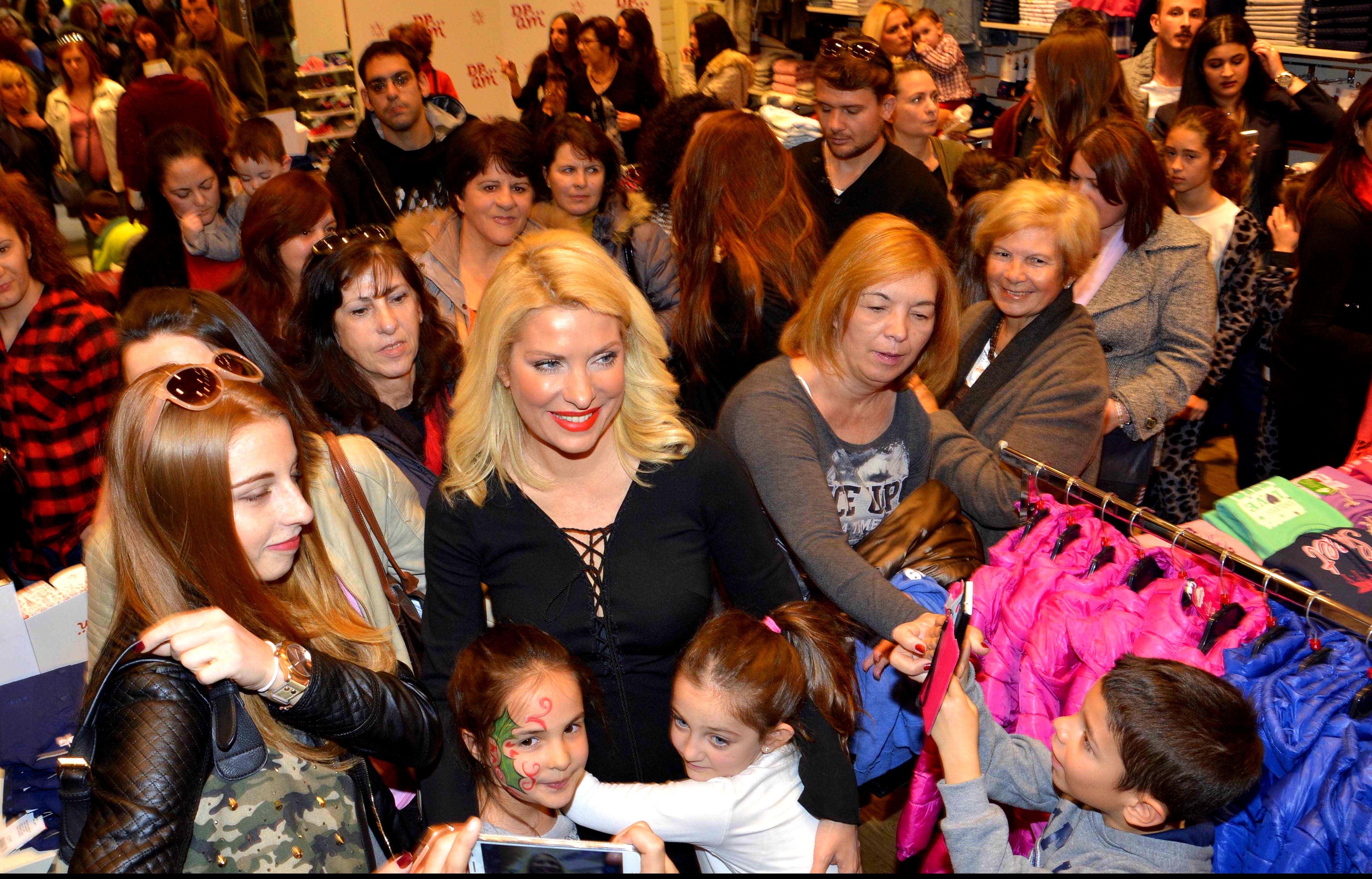 Ελένη Μενεγάκη: η βόλτα, τα ψώνια και η ευχή στο Twitter