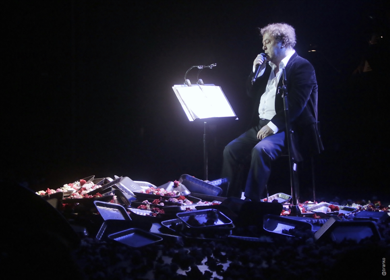 Ιερά Οδός: αγαπημένοι φίλοι και συνεργάτες διασκέδασαν στον Γιάννη Πάριο