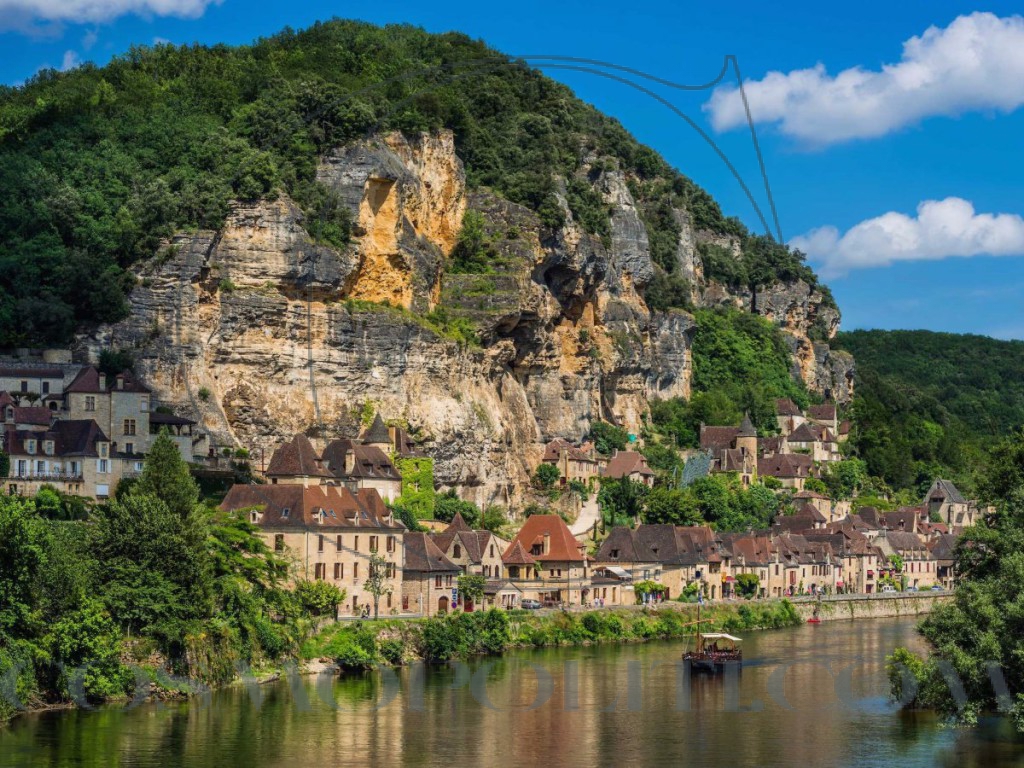 la-roque-gageac-france-built-into-the-cliffs-that-line-the-dordogne-river-in-southern-france-la-roque-gageac-is-billed-as-one-of-the-countrys-most-beautiful-villages-and-its-still-somewhat-of-a-hidden-gem-the-town-has-it