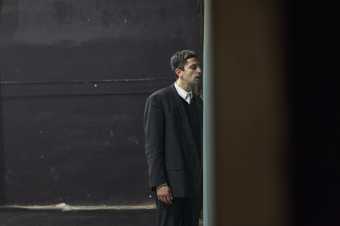 “Τα ωραία χέρια μας” με τον Άρη Σερβετάλη: πρεμιέρα απόψε στο θέατρο Ροές