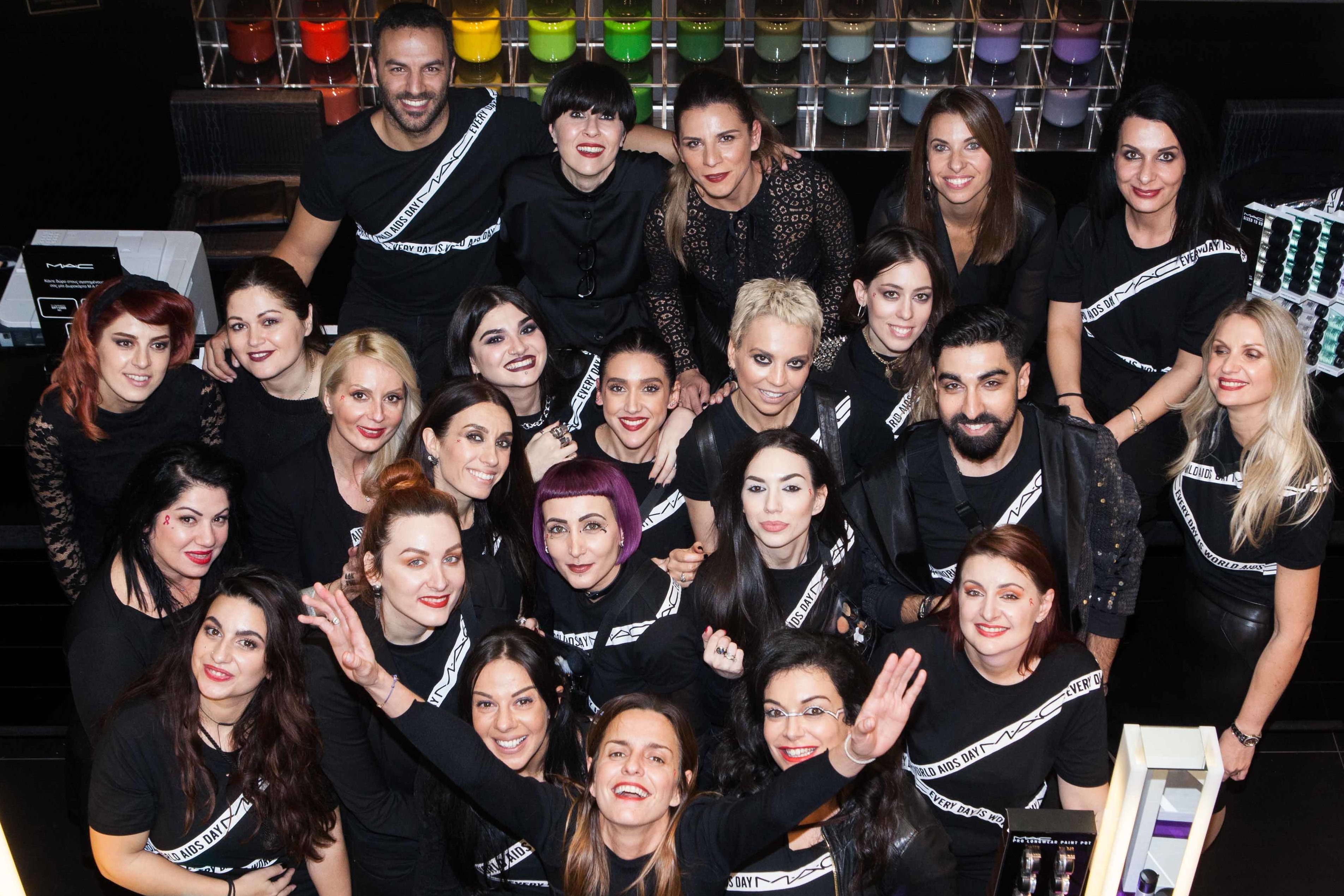 Every Day Is World AIDS Day: με καλλυντικά και μακιγιάζ