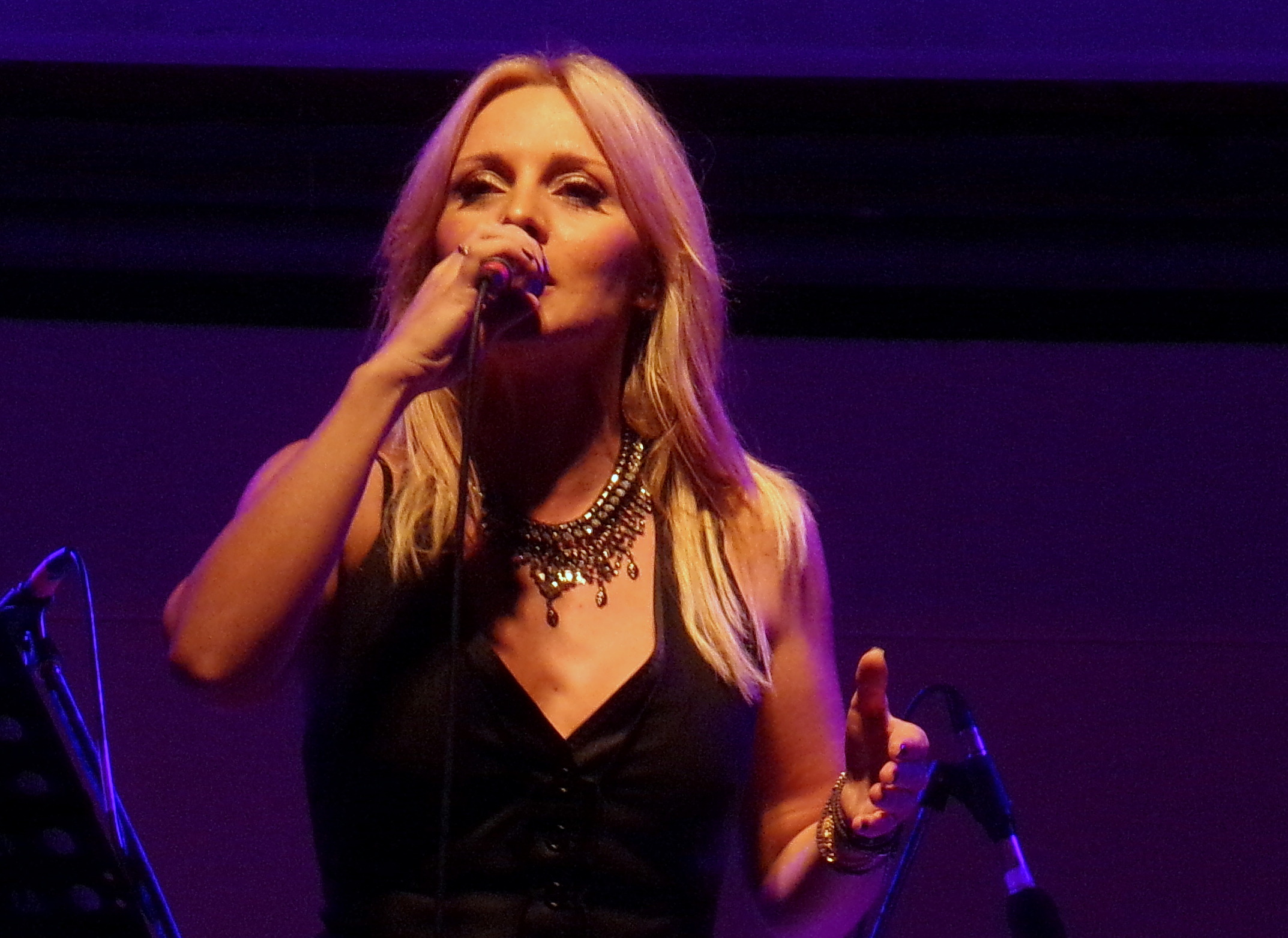 H Πέγκυ Ζήνα “βούλιαξε” την Κρήτη παραμονή Πρωτοχρονιάς