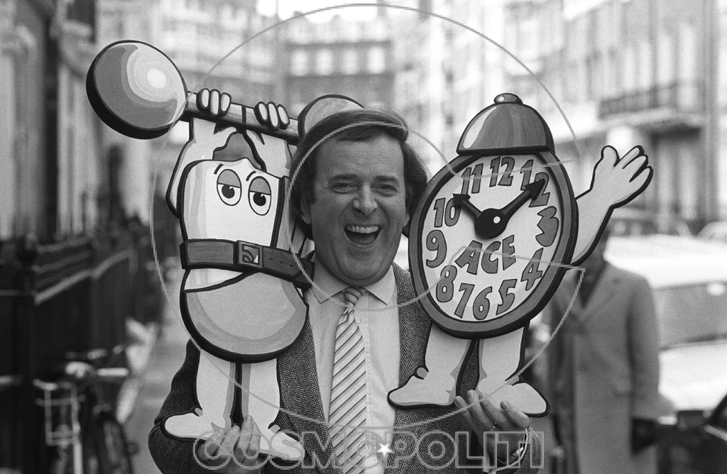 Irish radio and television presenter Terry Wogan poses with an alarm clock on April 04, 1984. (Photo by photographer Reg Lancaster/Express/Getty Images)