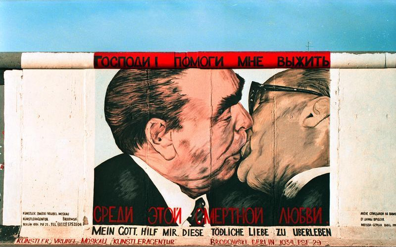 25.7.1991 "East-Side-Gallery", gelegen zwischen der Jannowitzbrücke und der Oberbaumbrücke. Reste der Berliner Mauer, die nach der Öffnung von vorwiegend ostdeutschen Künstlern auf der Ost-Seite bemalt wurden.