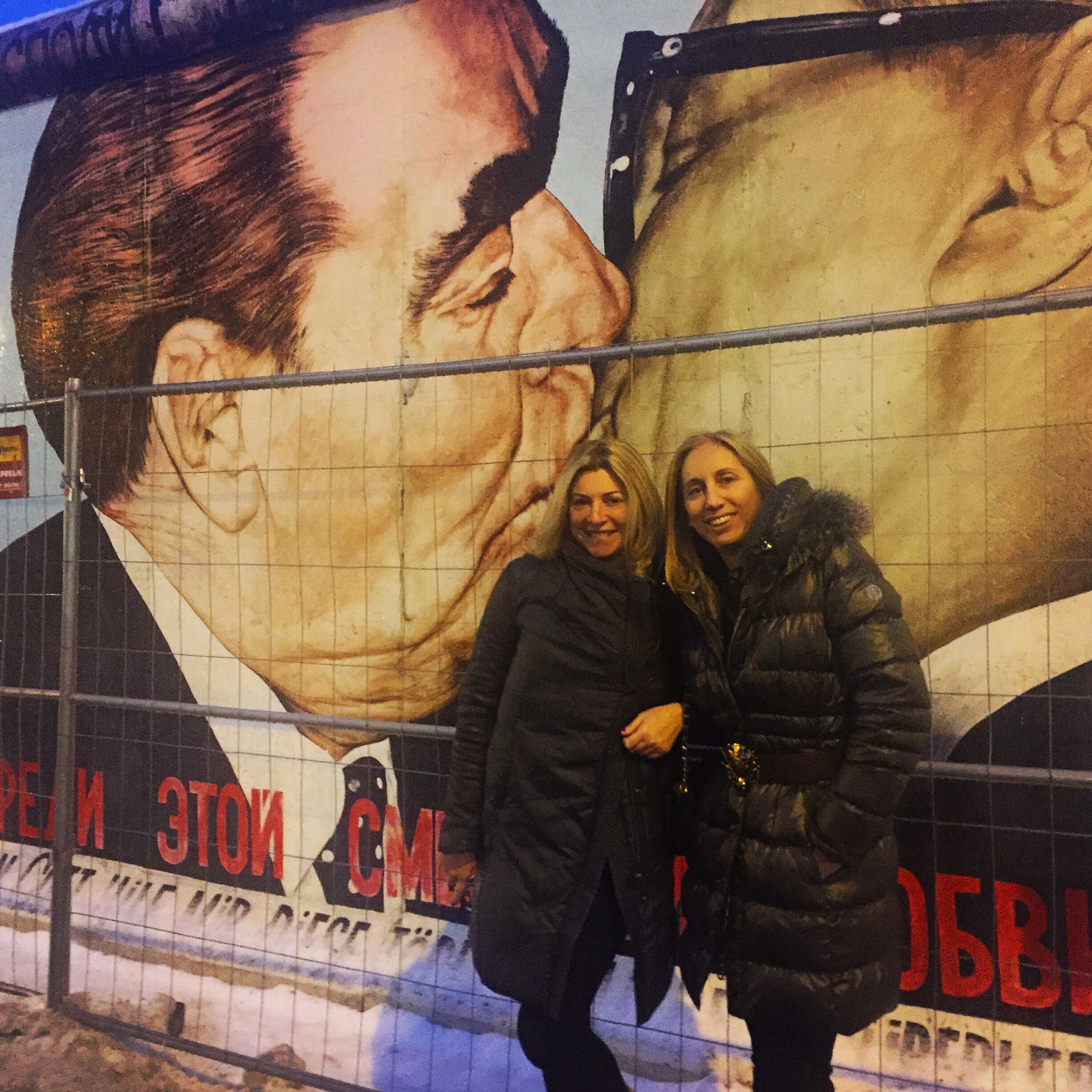 Στο τείχος του Βερολίνου που ξαναγεννήθηκε μέσα από θανάσιμη αγάπη