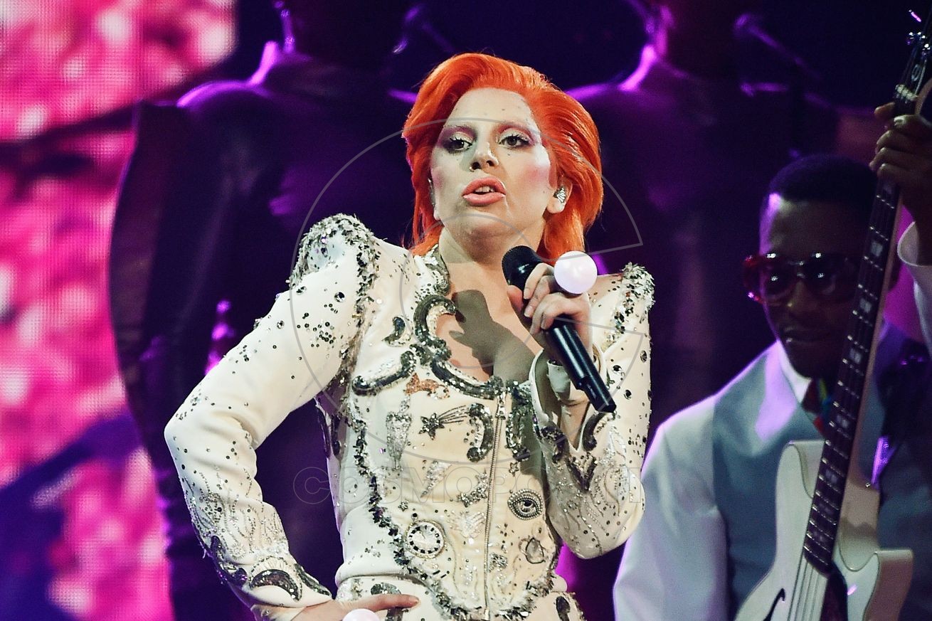 H Lady Gaga αποθεώθηκε ως David Bowie στα Grammy 2016