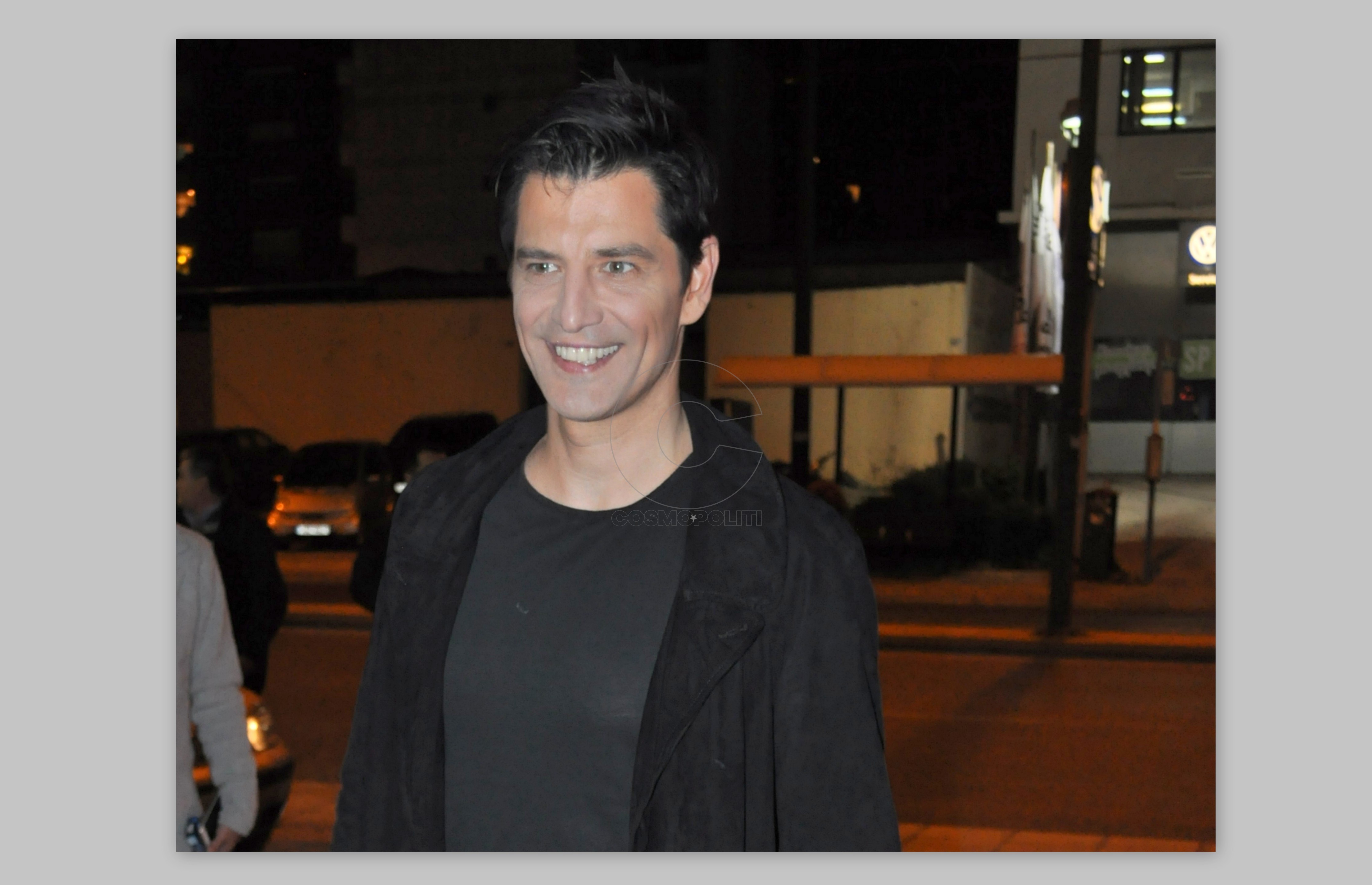 Σάκης Ρουβάς: καρέ καρέ η άφιξή του στο θέατρο Πάνθεον για το Victor Victoria