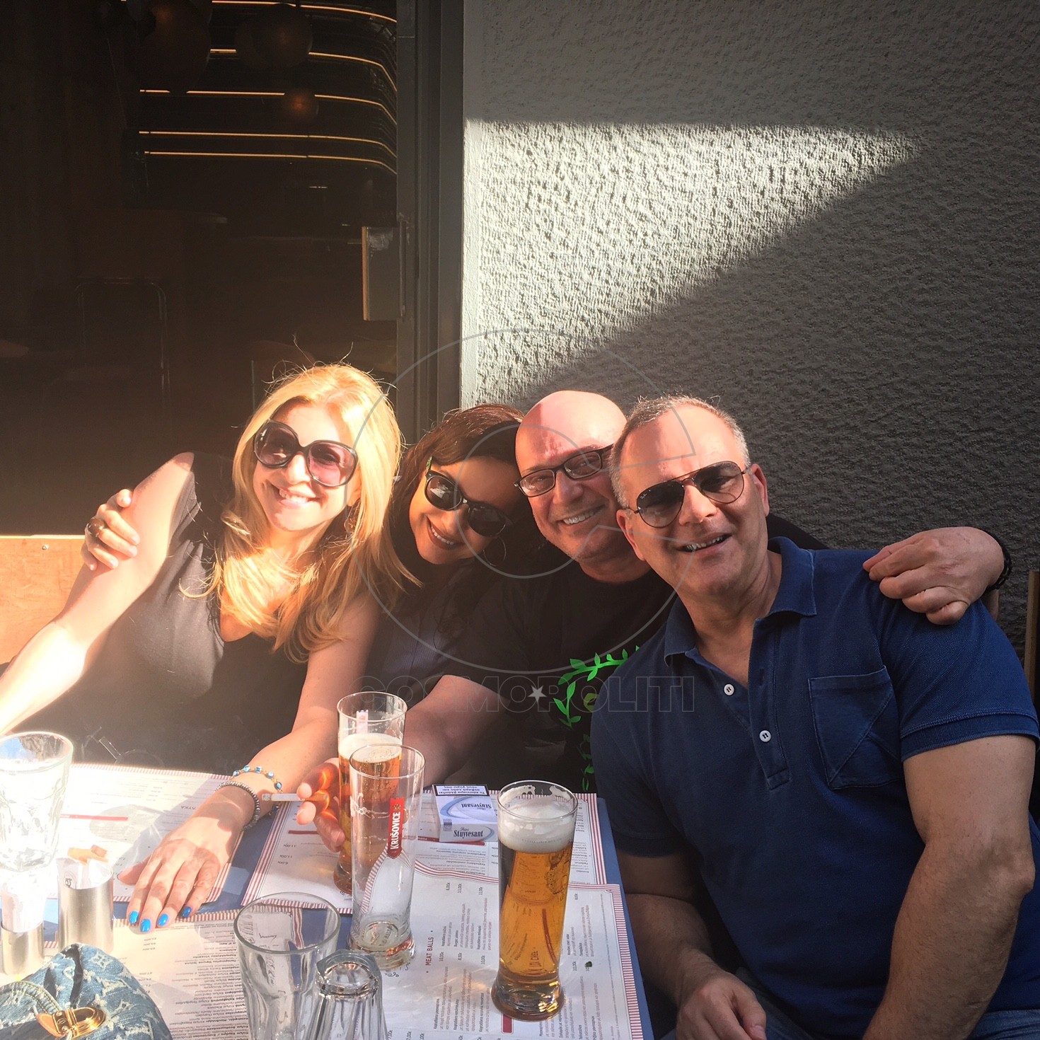 Μπλε συνομωσία στην πλατεία Αγίας Ειρήνης