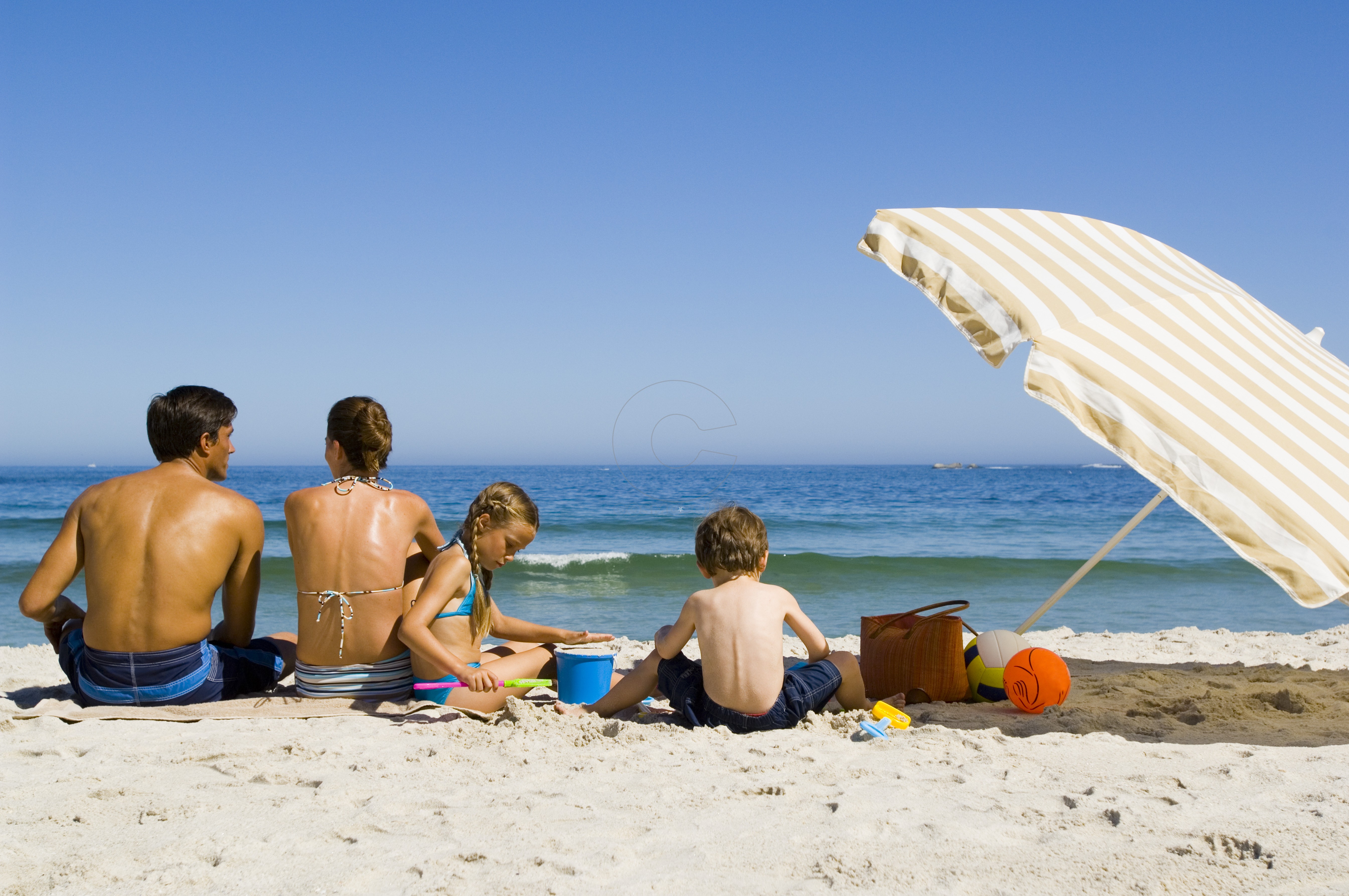 Отдых за границей куда поехать. Отдыхающие на пляже. Пляж море люди. Семья на пляже. Люди на пляже.