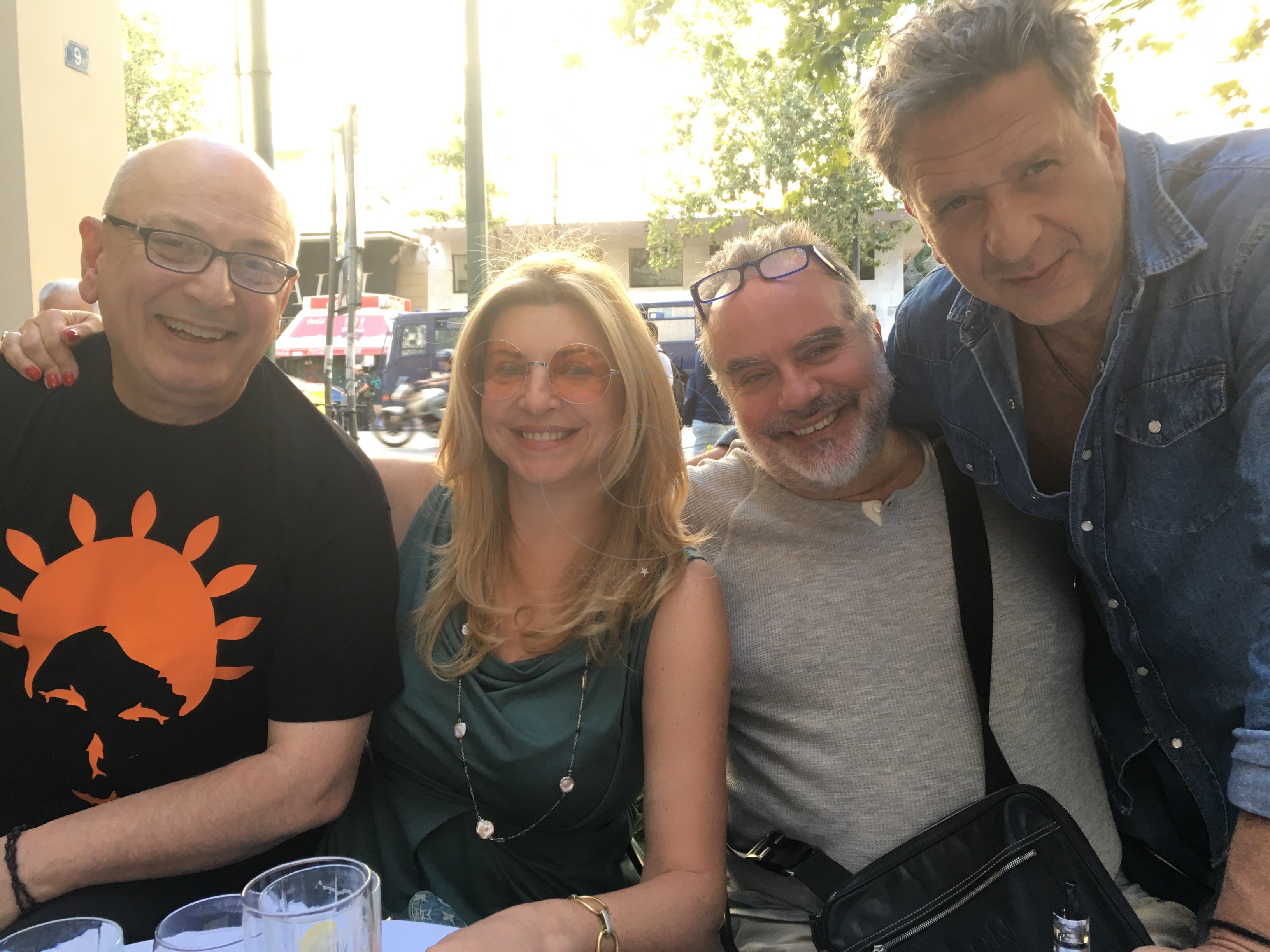 “…Και δεν με νοιάζει η δική σου απουσία, οι φίλοι μου είναι η μοναδική μου περιουσία….”