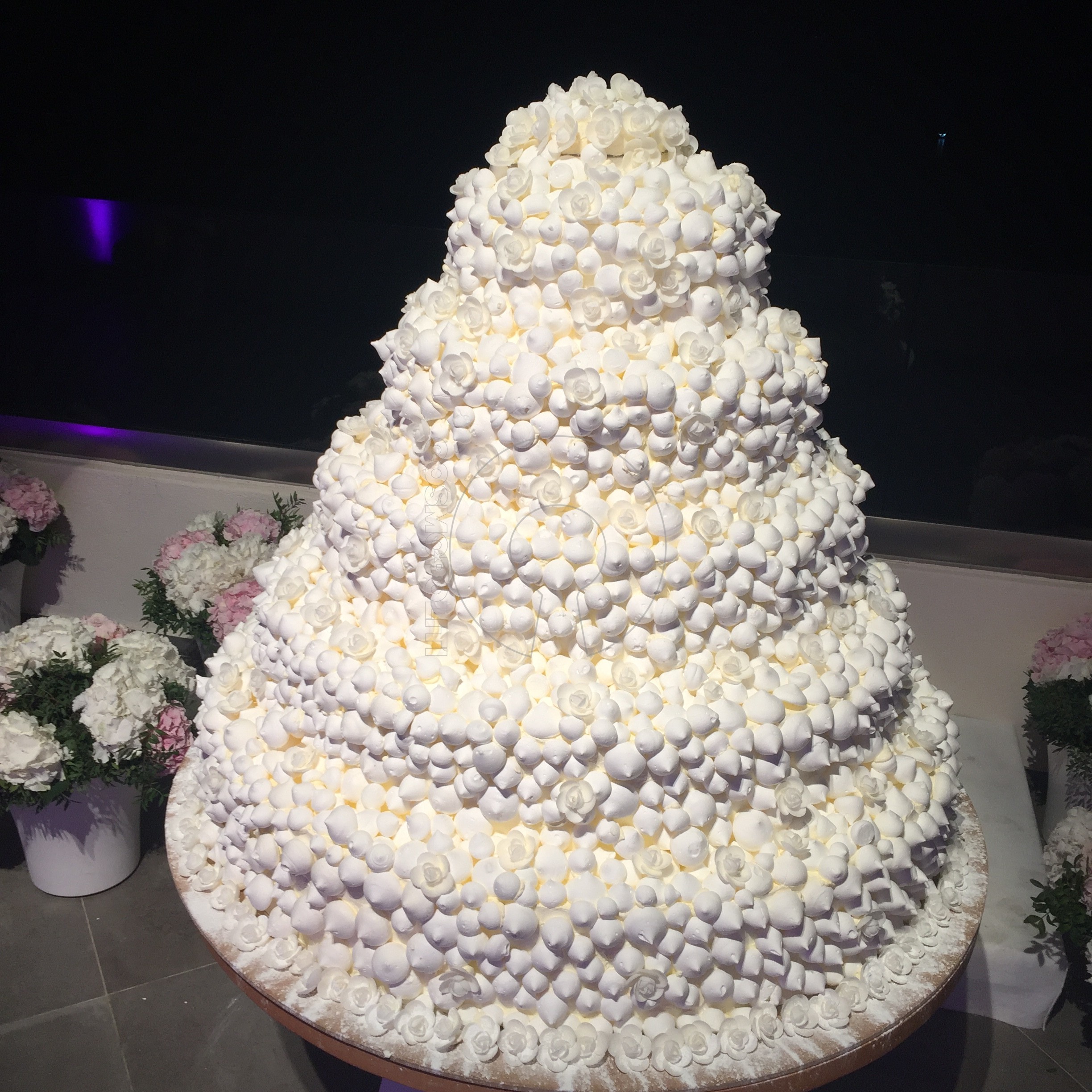 Δείτε ολόφρεσκη την απολύτως πιο θεσπέσια γαμήλια τούρτα, ένα σύννεφο από μαρέγκες του Στέλιου Παρλιάρου!