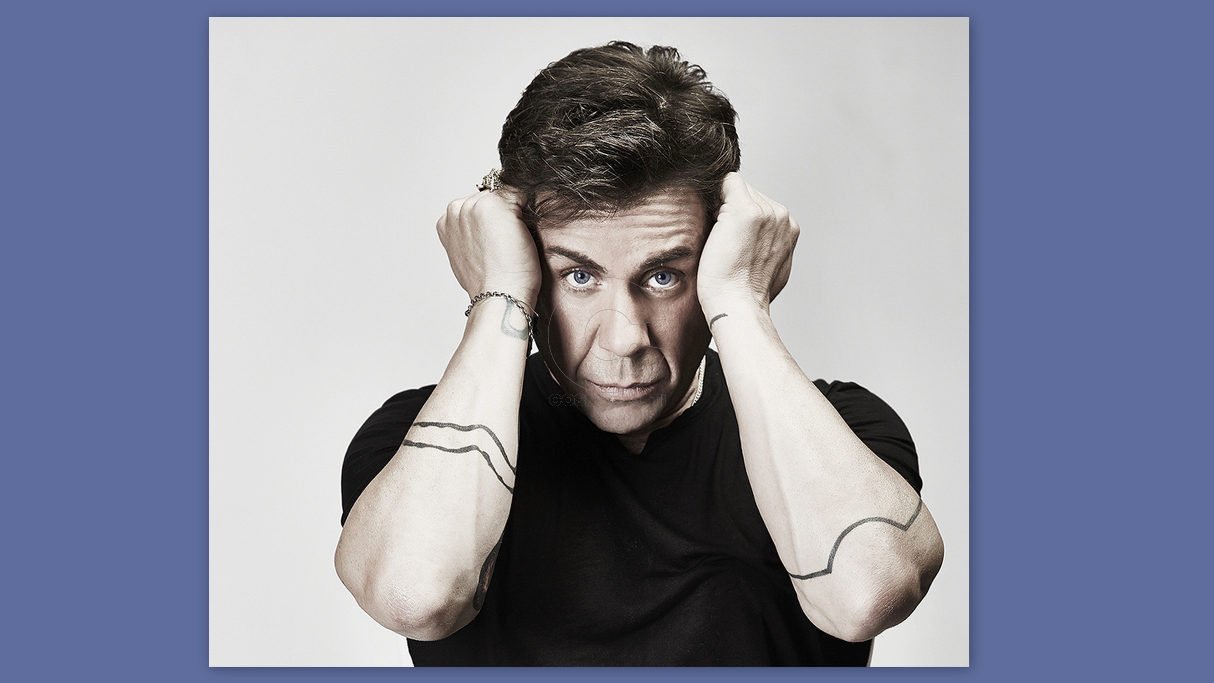 Ο Μαζώ τραγουδά για όλη την Αθήνα στο Κατράκειο Θέατρο Νίκαιας