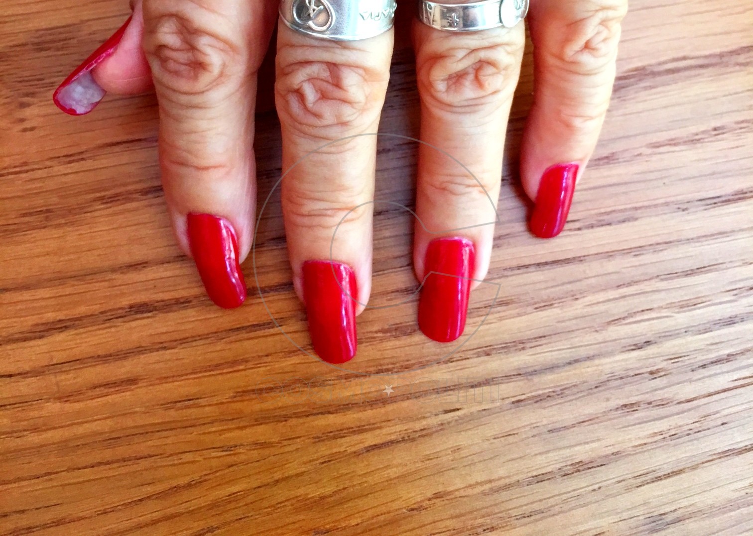 Koυίζ: Σε ποια θεϊκή τραγουδίστρια ανήκει το θεϊκό κατακόκκινο μανικιούρ;