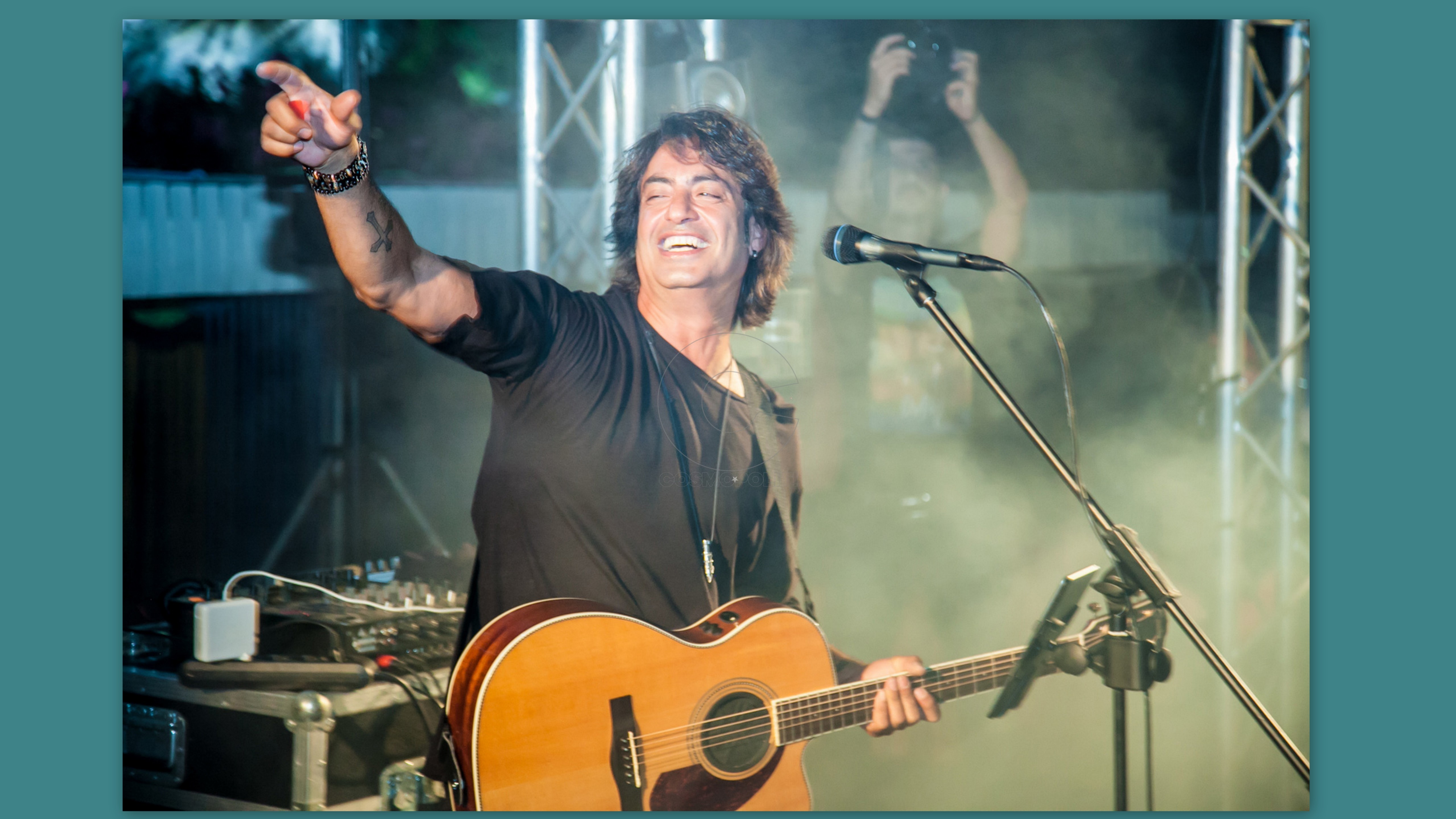 Διονύσης Σχοινάς: full moon πάρτι στην πλαζ South Silky O