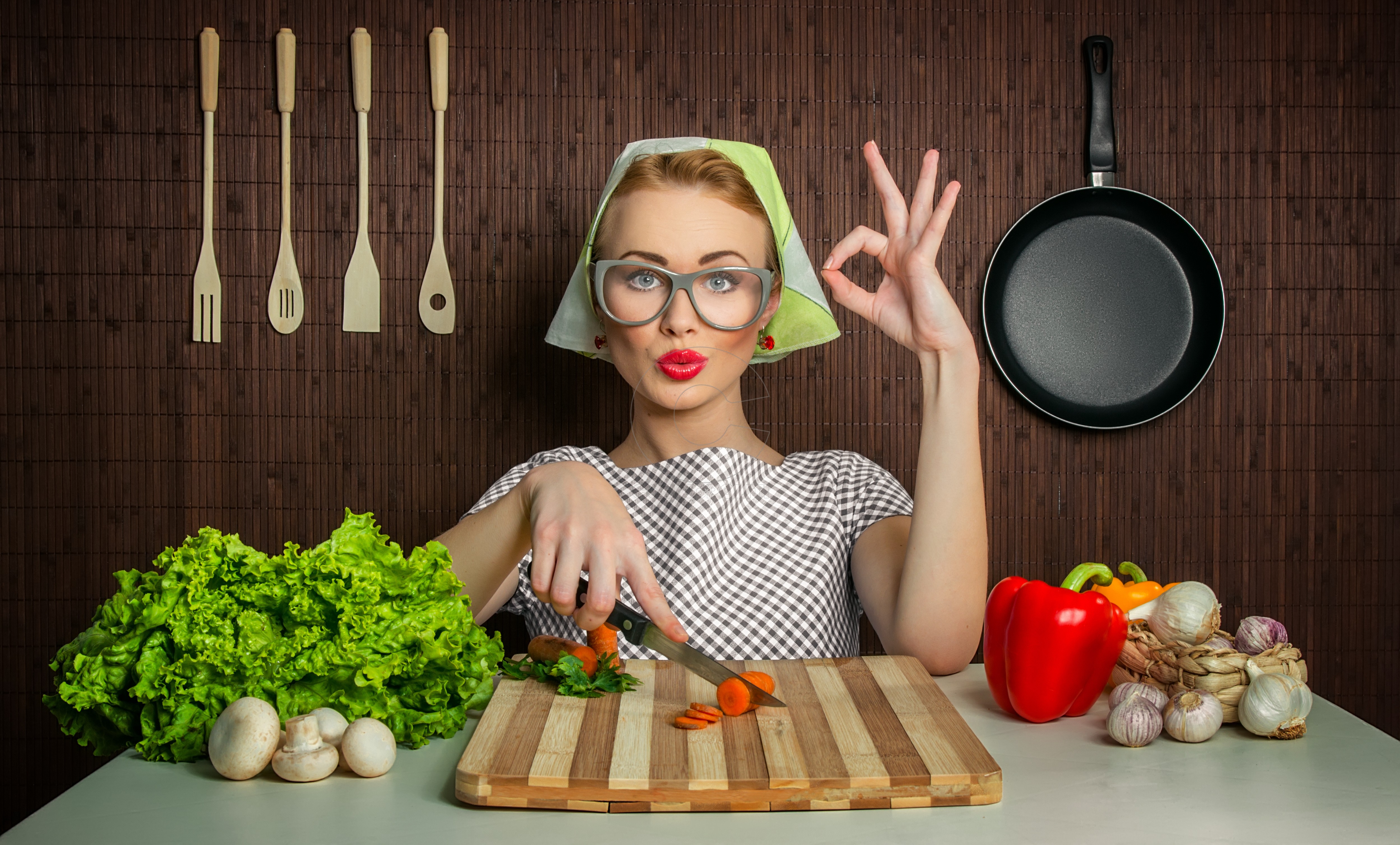 Давайте готовить вкусно. Женщина на кухне. Креативные фотосессии на кухне. Хозяйка с едой. Готовка на кухне.