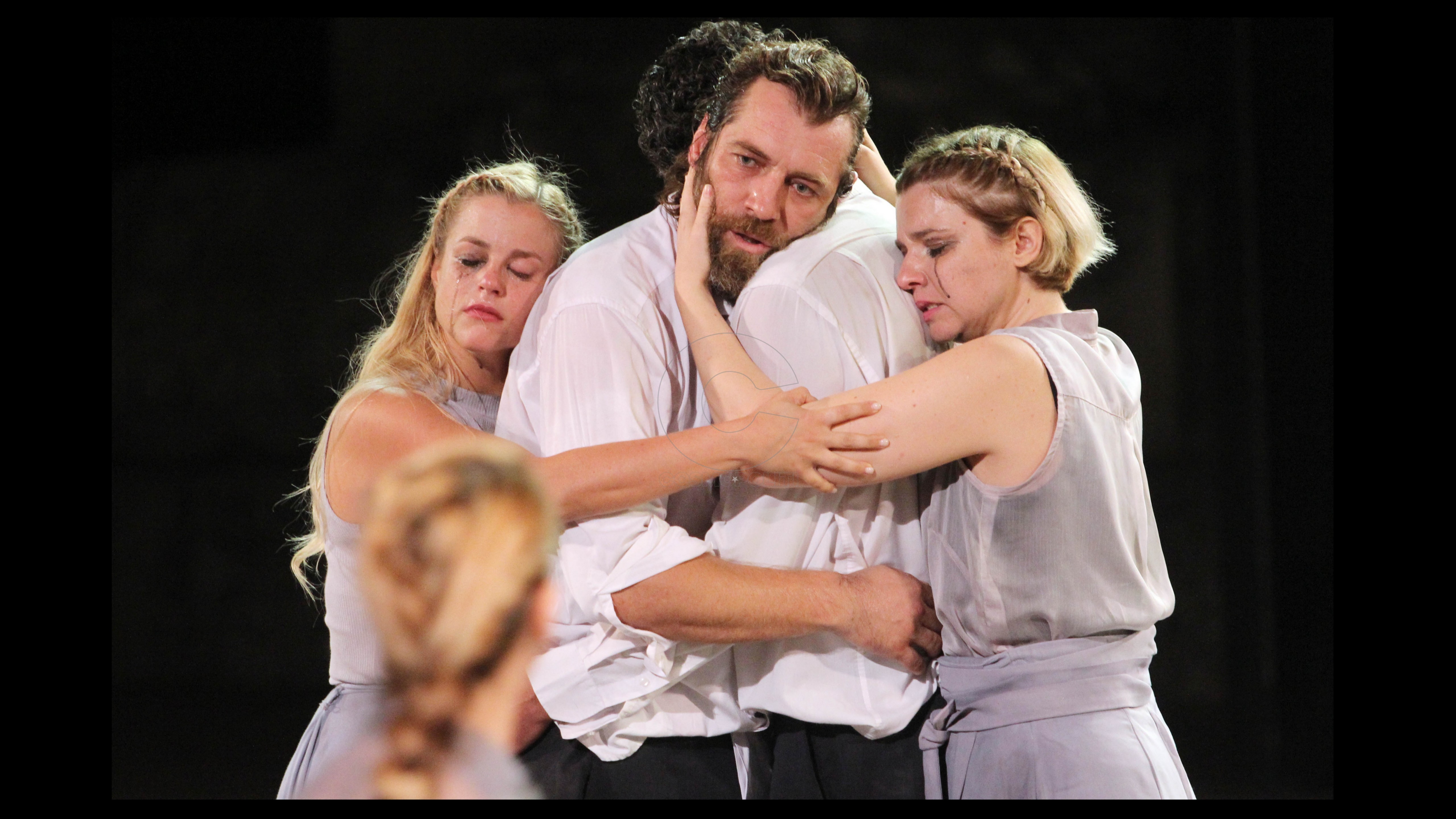 “Επτά επί Θήβας”: δείτε την παράσταση καρέ καρέ μέσα από 15 συγκλονιστικές φωτογραφίες