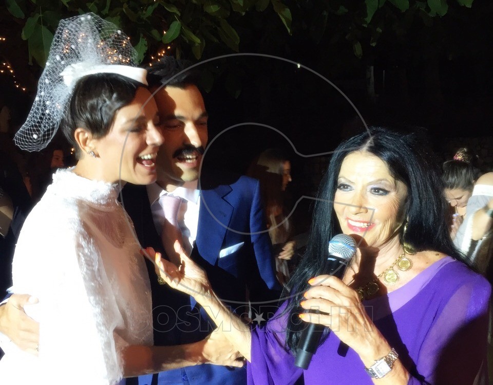 Λαμπερός γάμος στην Κεφαλονιά με γκεστ την Ζωζώ Σαπουντζάκη