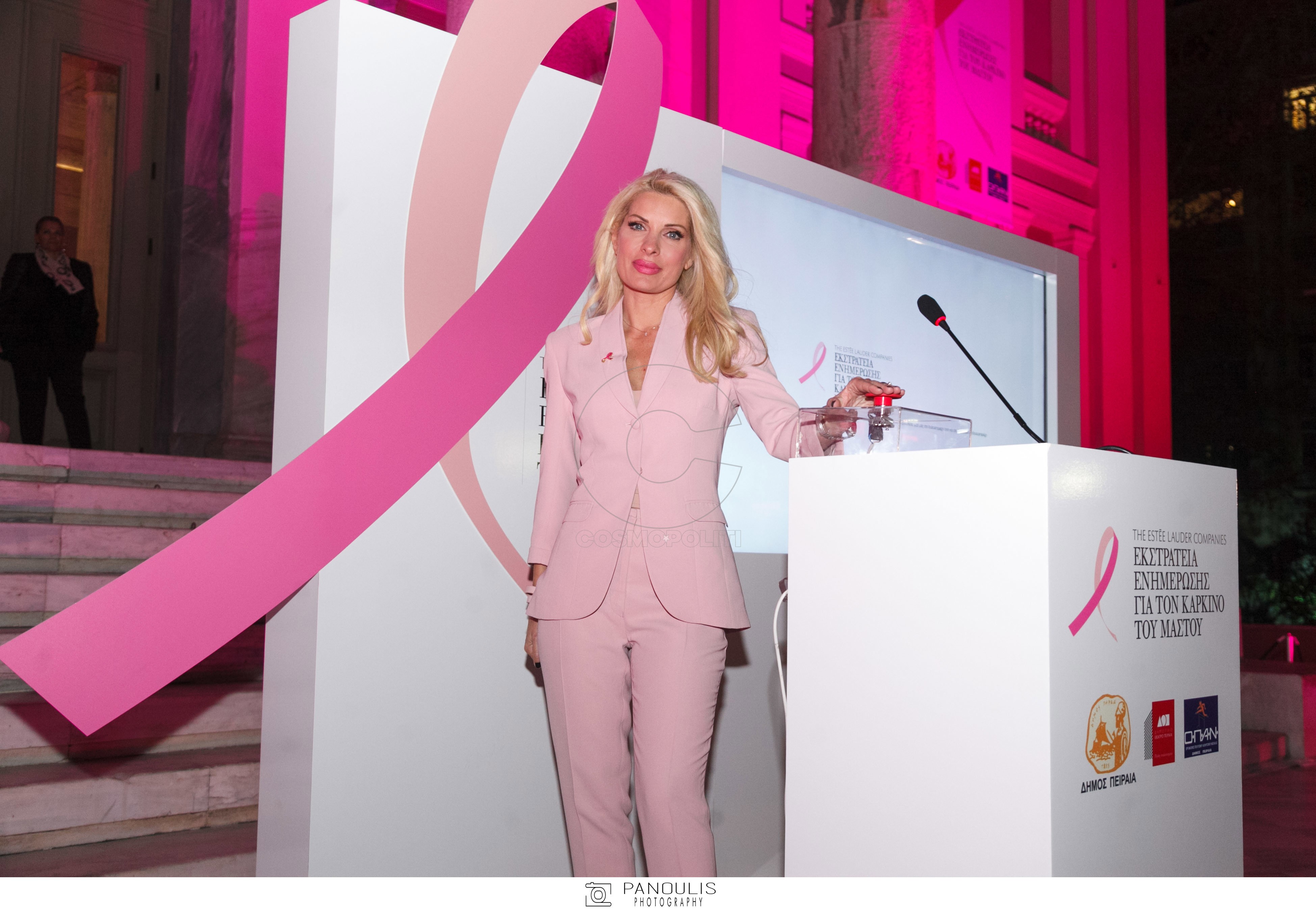 Το Δημοτικό Θέατρο Πειραιά έγινε ροζ