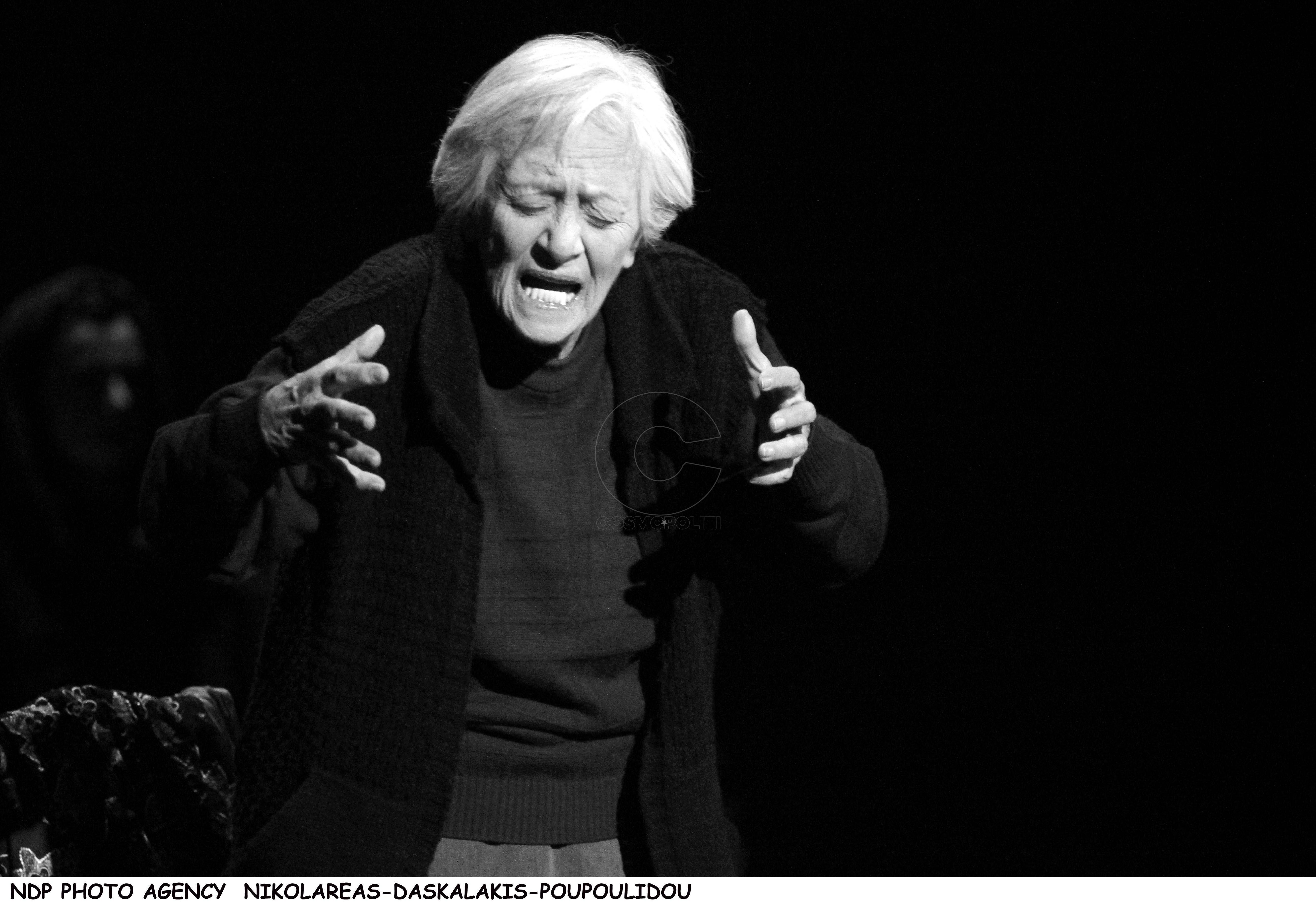 “Φιλιώ Χαϊδεμένου: Κατάμεστο το θέατρο Βεάκη υποκλίθηκε στο ρεσιτάλ ερμηνείας της Δέσποινας Μπεμπεδέλη