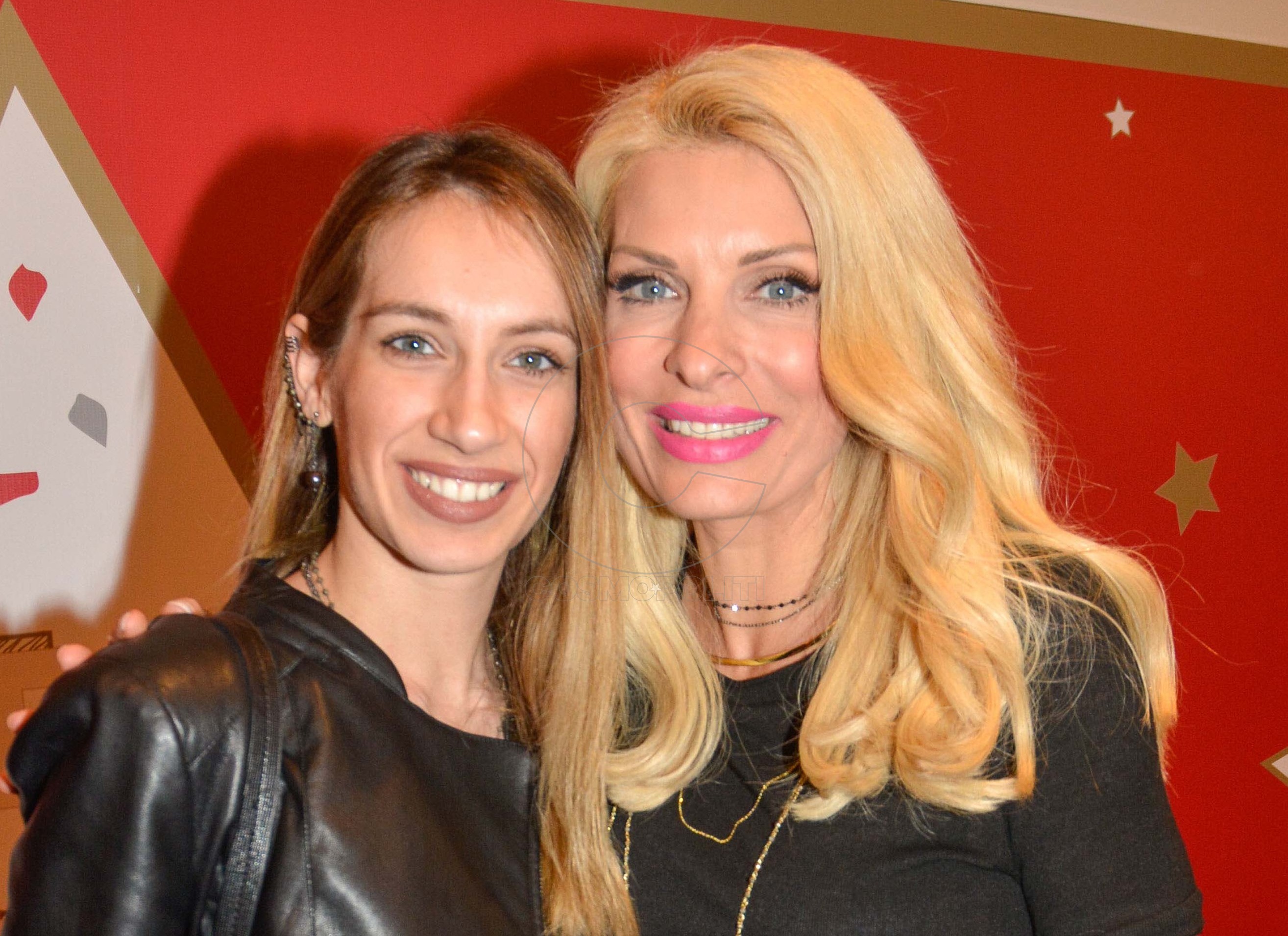 Η Ελένη Μενεγάκη με το κόσμημα της παγκοσμίως βραβευμένης συλλογής Virtus του brand Angelo di Spirito Rosa