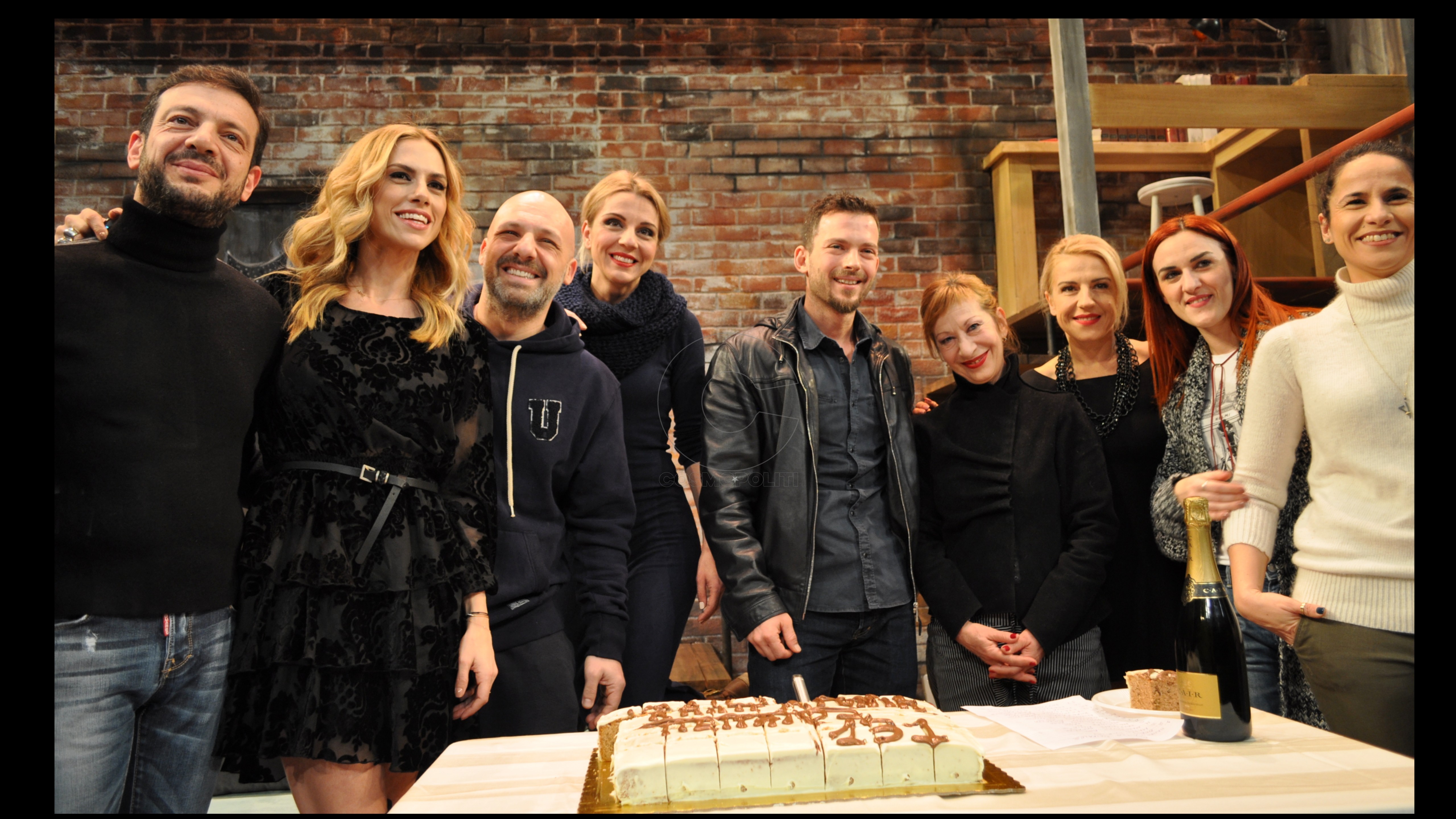 Οι από πάνω: κοπή πίτας στο θέατρο Πειραιώς 131 για τη θεότρελη κωμωδία του Νίκου Μουτσινά