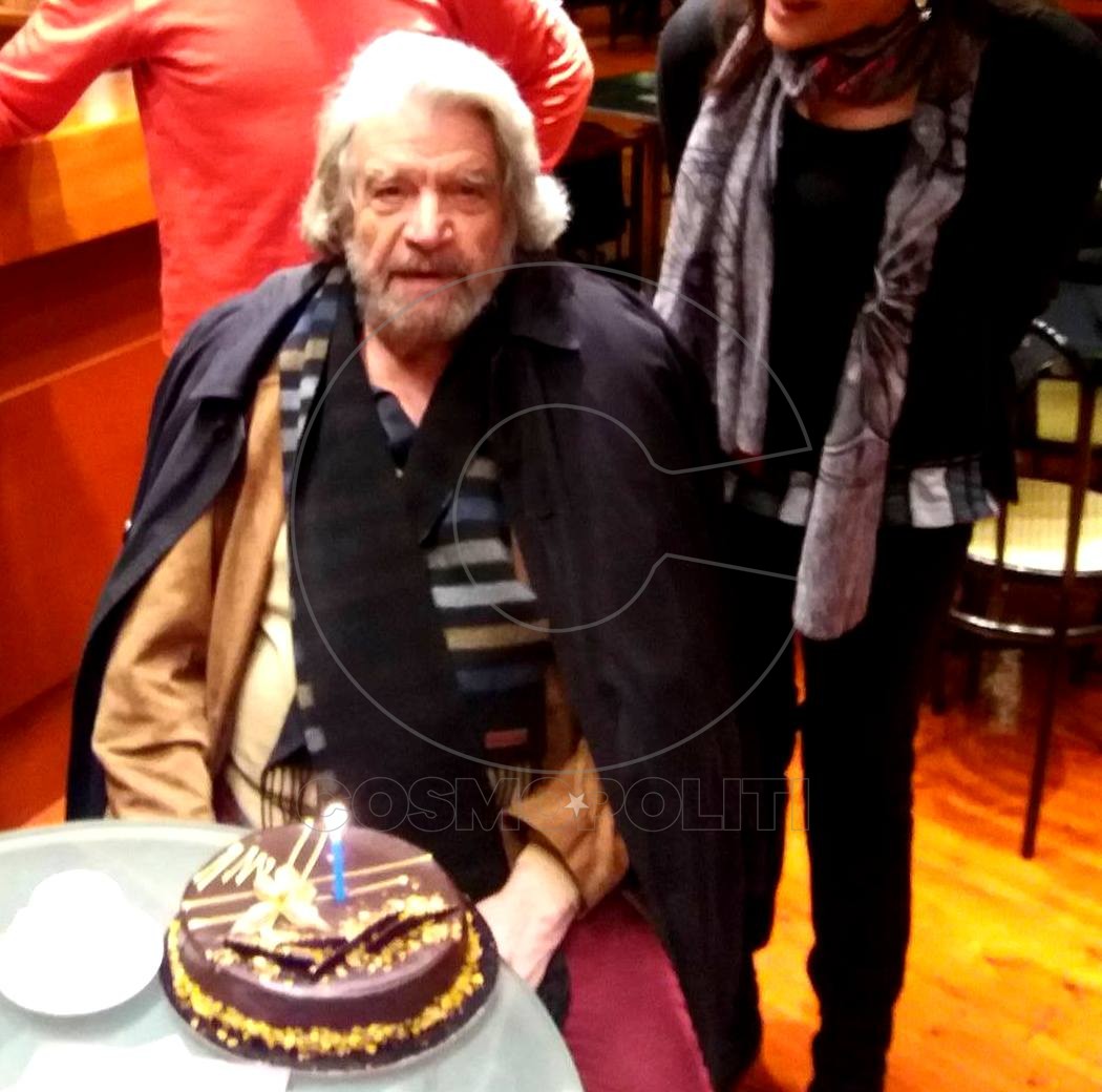 Γενέθλια με τούρτα-έκπληξη για τον Άγγελο Αντωνόπουλο