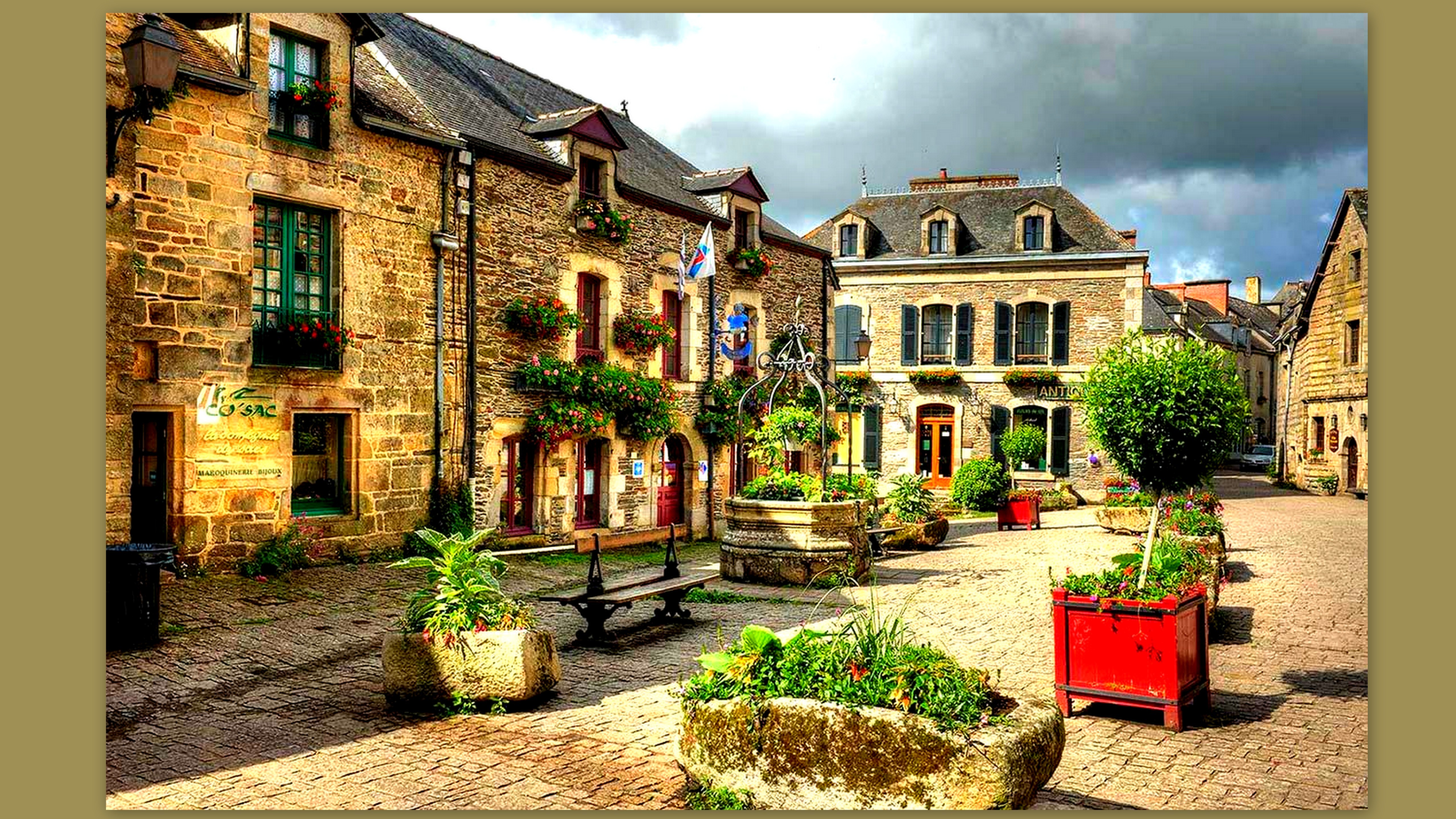 Ταξιδάκι σε μεσαιωνικό χωριό με πολλά λουλούδια