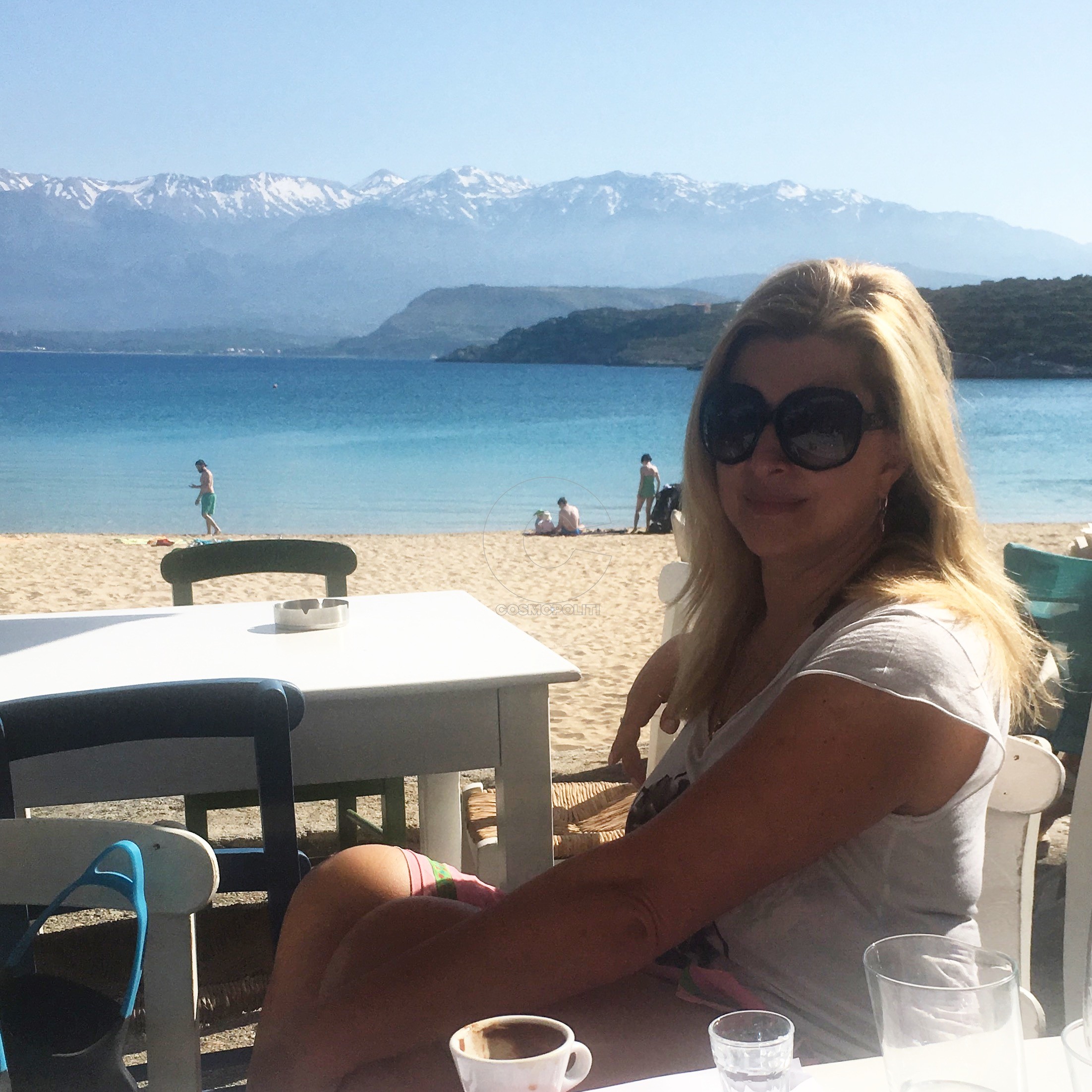 Βουτιά στο Μαράθι με θέα τα χιονισμένα Λευκά Όρη