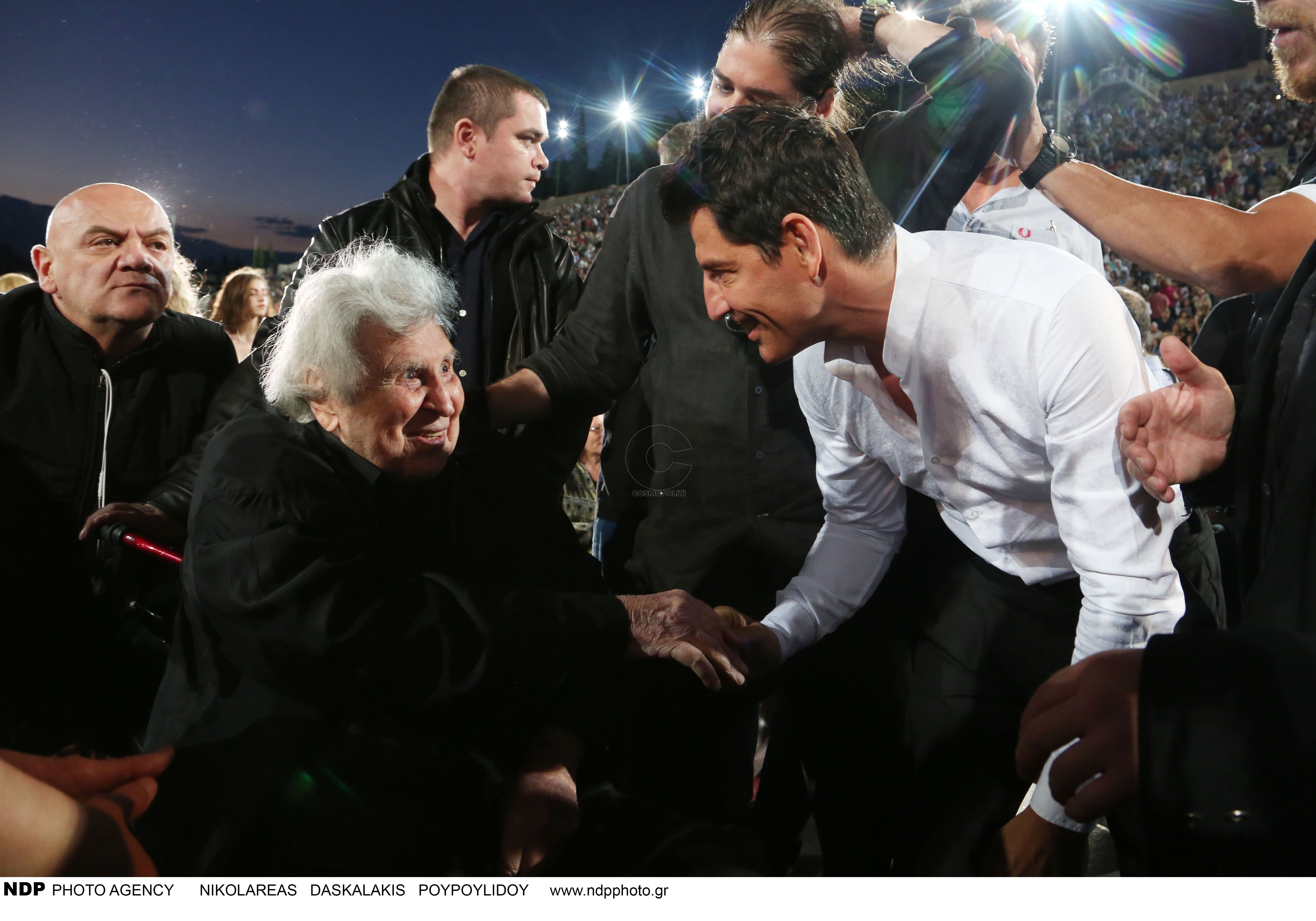 Όλη η Ελλάδα -και ο Σάκης Ρουβάς- στη συναυλία για τον Μίκη Θεοδωράκη