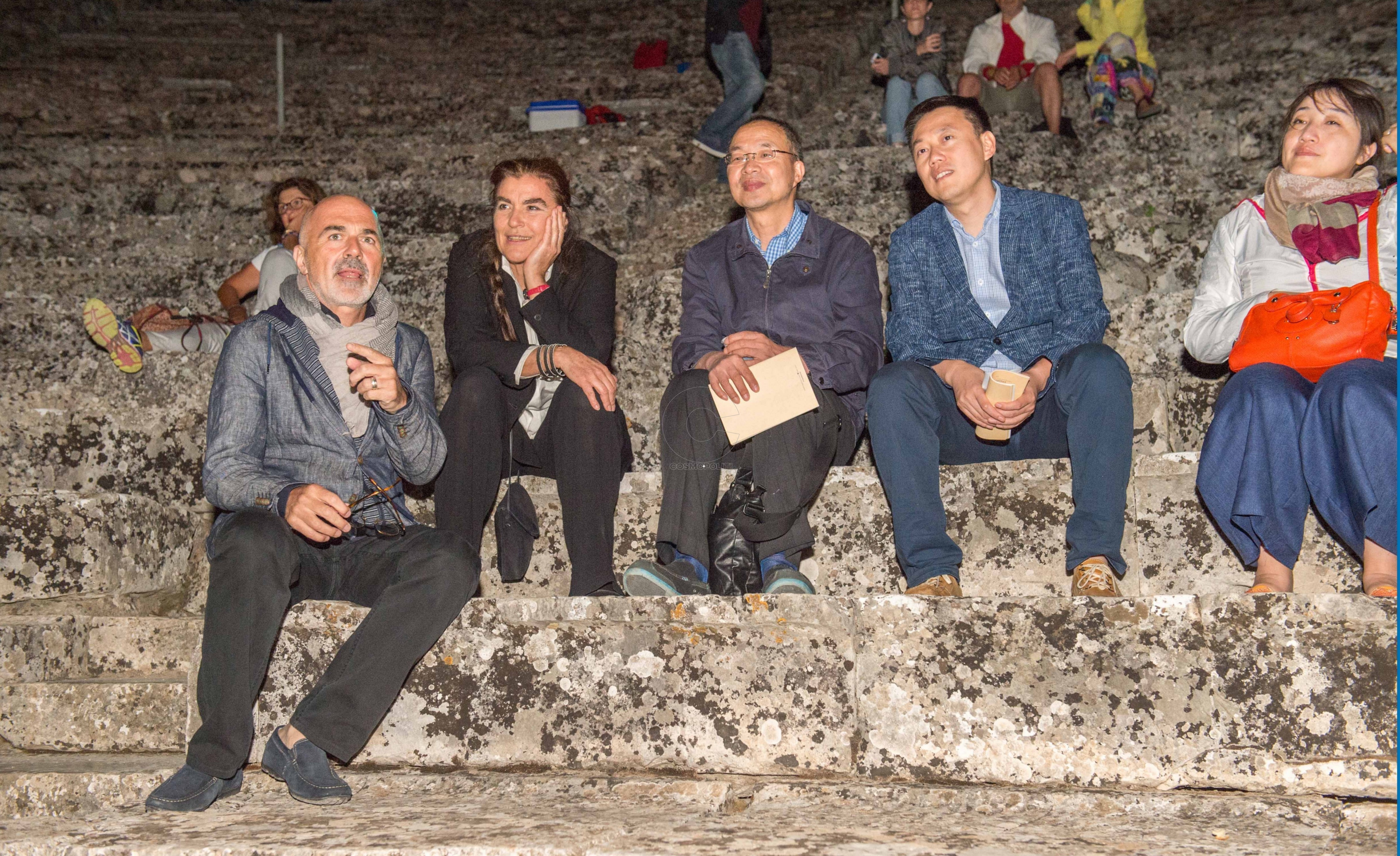 “Ειρήνη” στην Επίδαυρο: Ο καθηγητής και η αντιπροσωπεία της Ακαδημίας Θεάτρου της Σαγκάης στις πρόβες