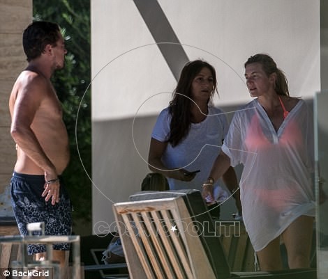 435029C600000578-4797890-Luxury_The_duo_seemed_to_have_quite_a_bit_to_catch_up_on_during_-a-17_1502955190257