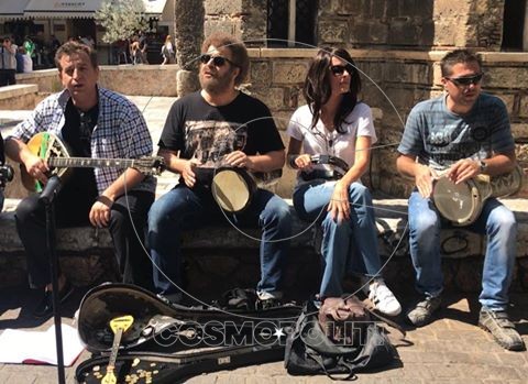 Μάντεψε ποιος; Αγνώριστοι στην Ερμού η Ελένη Μενεγάκη κι ο Μάρκος Σεφερλής