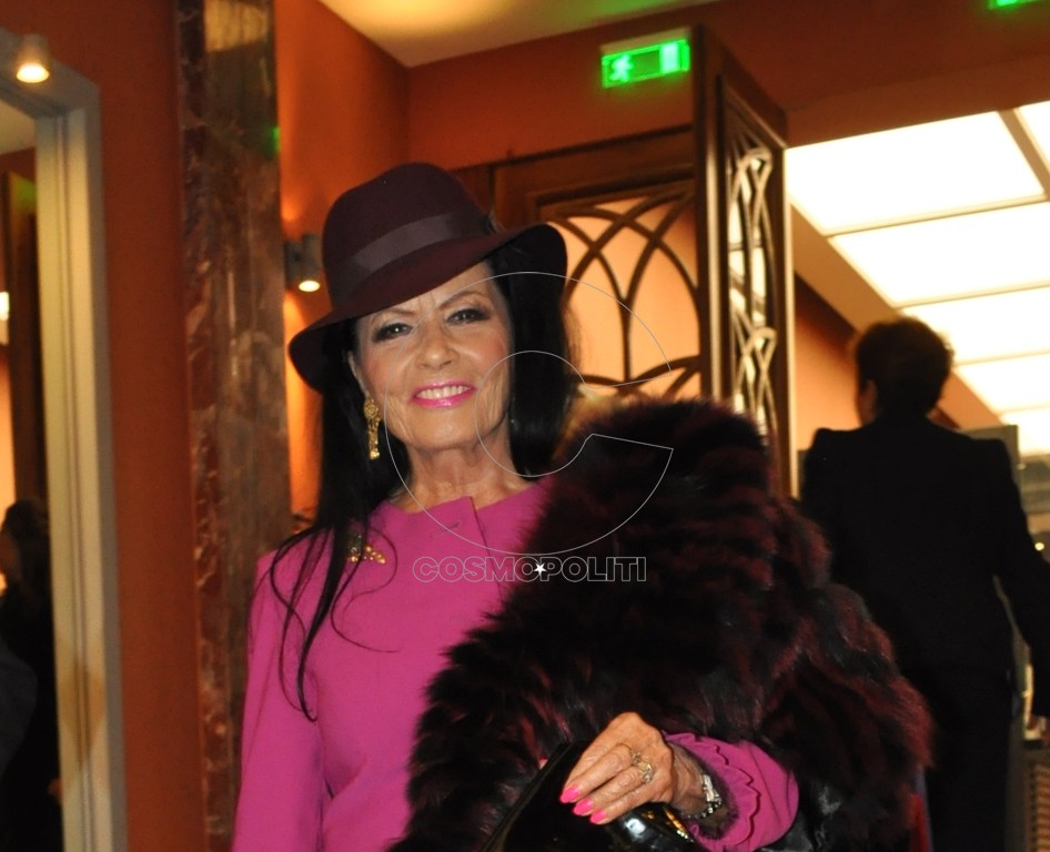 Η Ζωζώ Σαπουντζάκη μαγνήτισε όλα τα βλέμματα στην επίσημη πρεμιέρα του “Μάλιστα κύριε Ζαμπέτα”