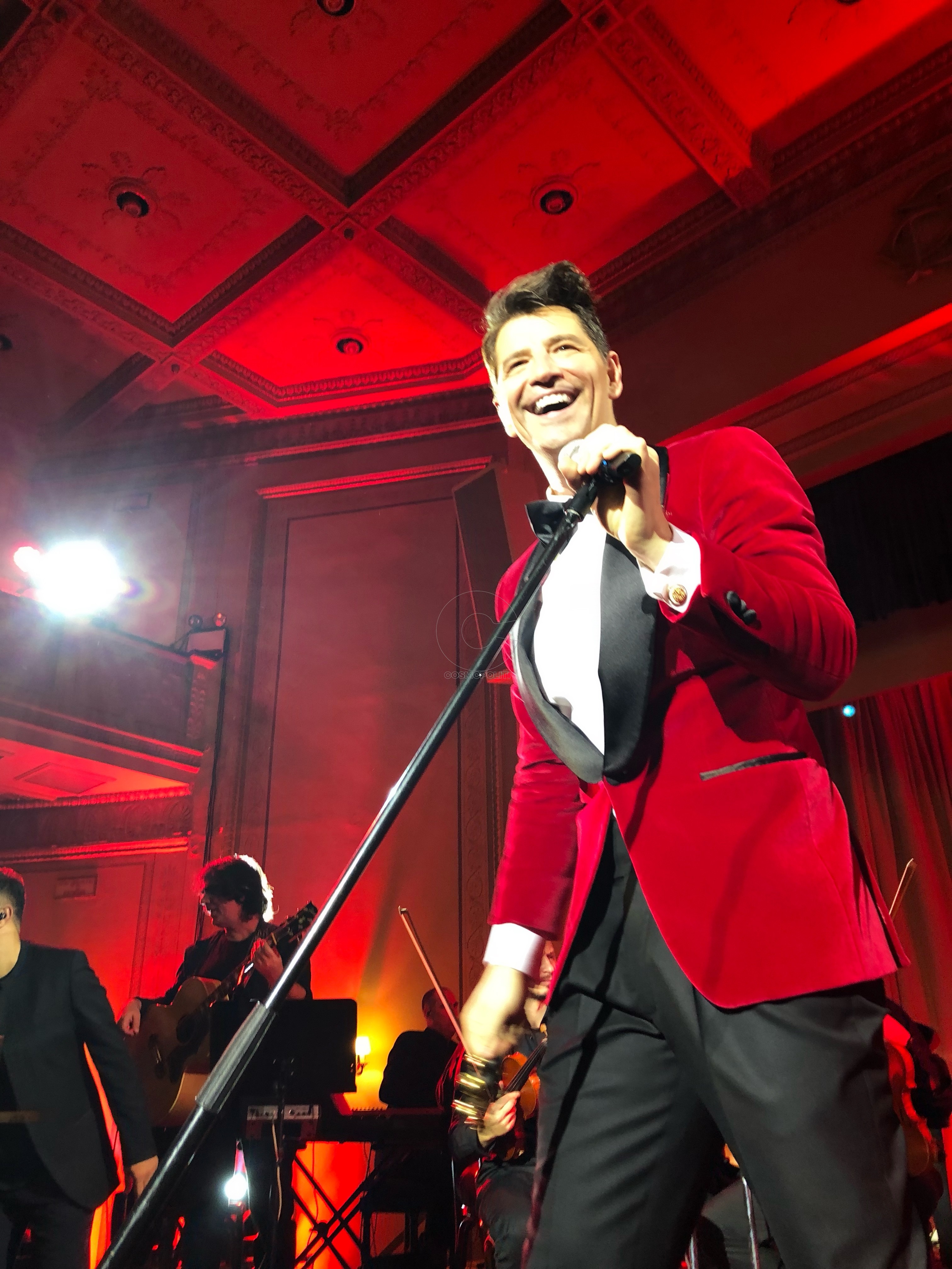 Ο Σάκης Ρουβάς αποθεώθηκε στο ωραιότερο Xmas πάρτι της Apivita