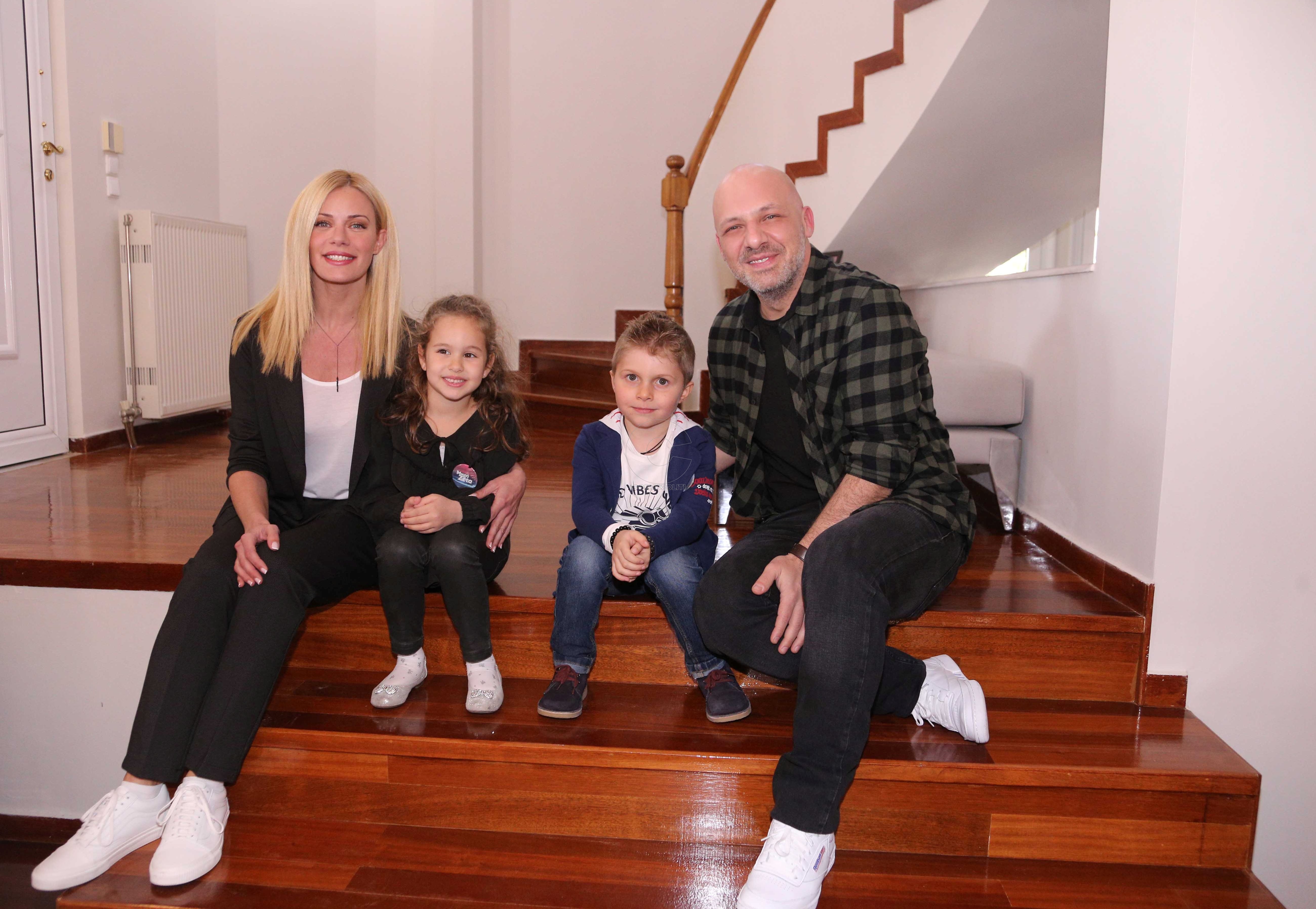 Sunday Live: Η Ζέτα Μακρυπούλια και ο Νίκος Μουτσινάς μας υποδέχτηκαν στο Villa Politia λίγο πριν την κυριακάτικη πρεμιέρα τους