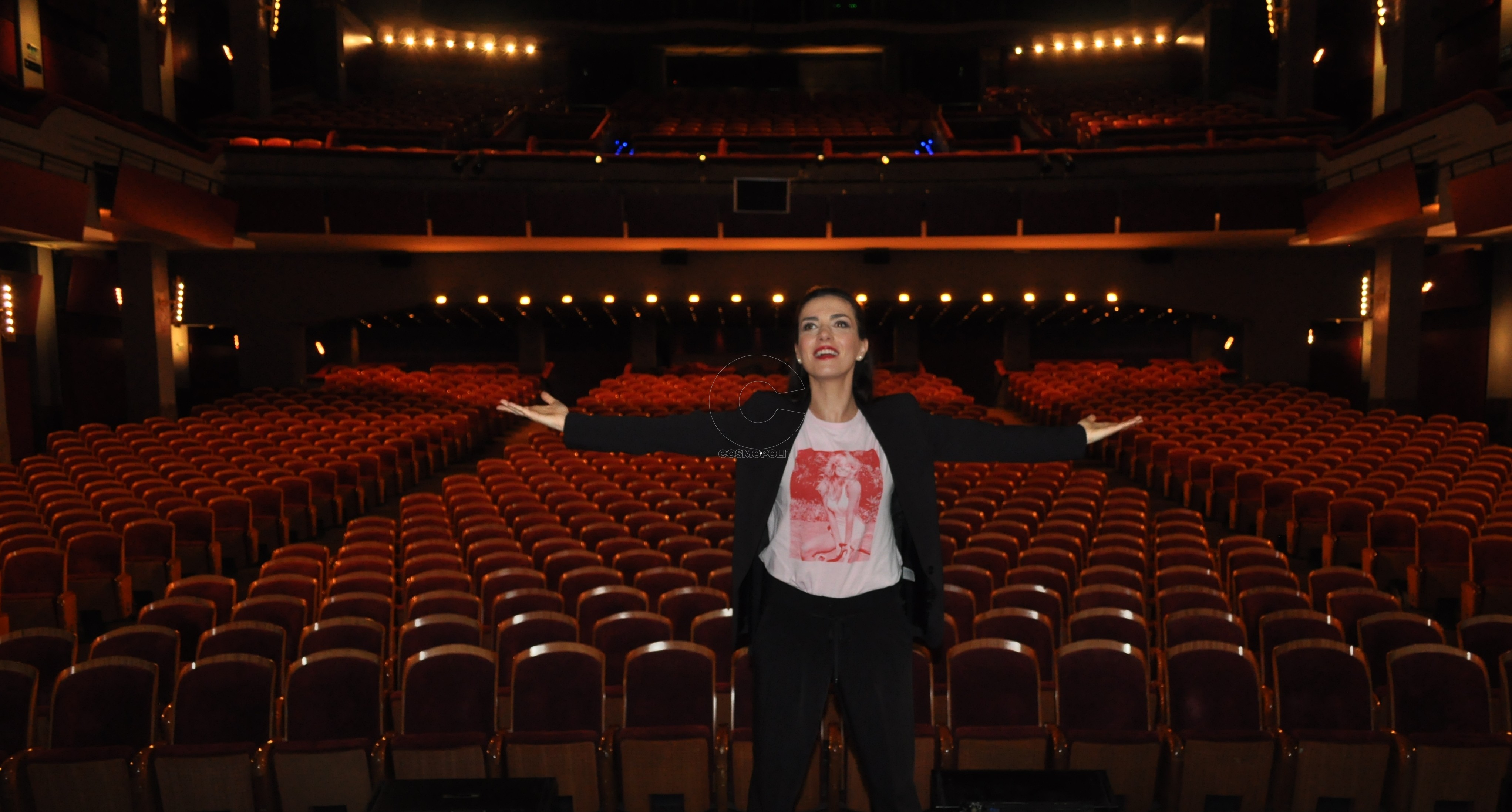 Συνάντηση με την Φωτεινή Δάρρα στο Παλλάς λίγο πριν ανοίξει η αυλαία για τα τραγούδια της αξέχαστης Τζένης Βάνου