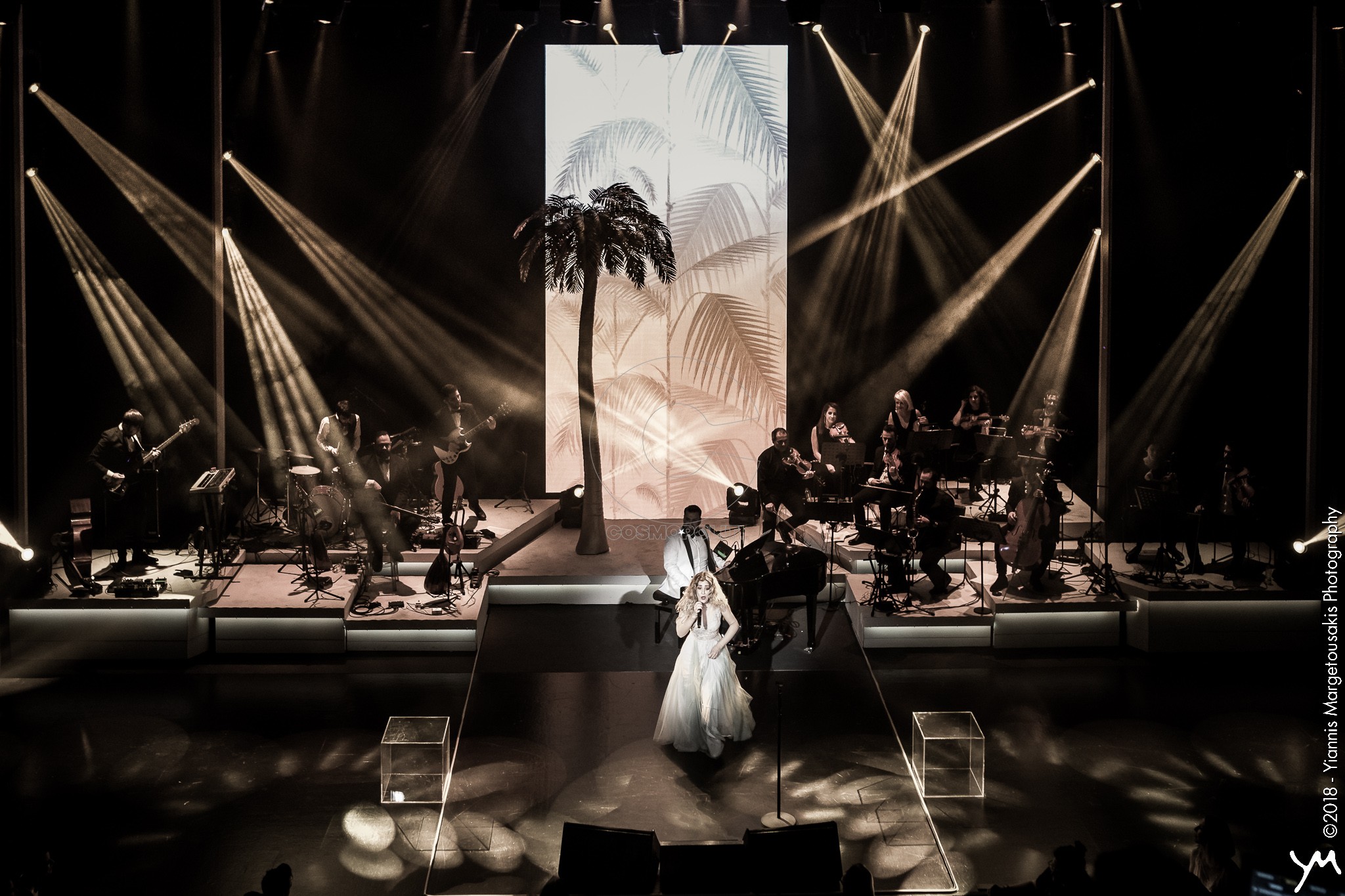 Ονειρική Νατάσσα Μποφίλιου στην πρεμιέρα του «Μπελ Ρεβ» στο Γκάζι Live