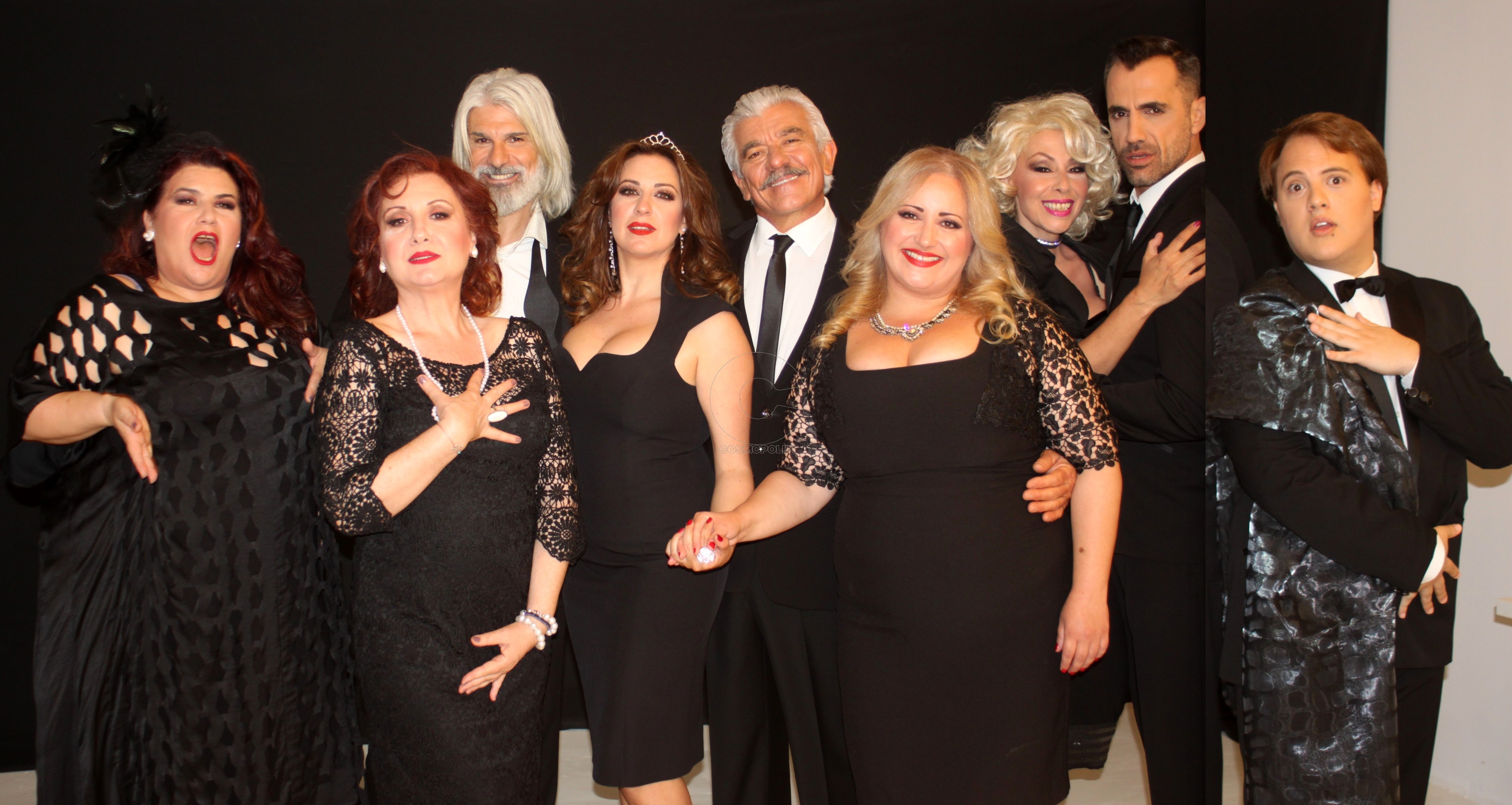 Καλοκαίρι με ανανεωμένο “Μπαμπά μην ξαναπεθάνεις Παρασκευή”: Βackstage στην επίσημη φωτογράφηση