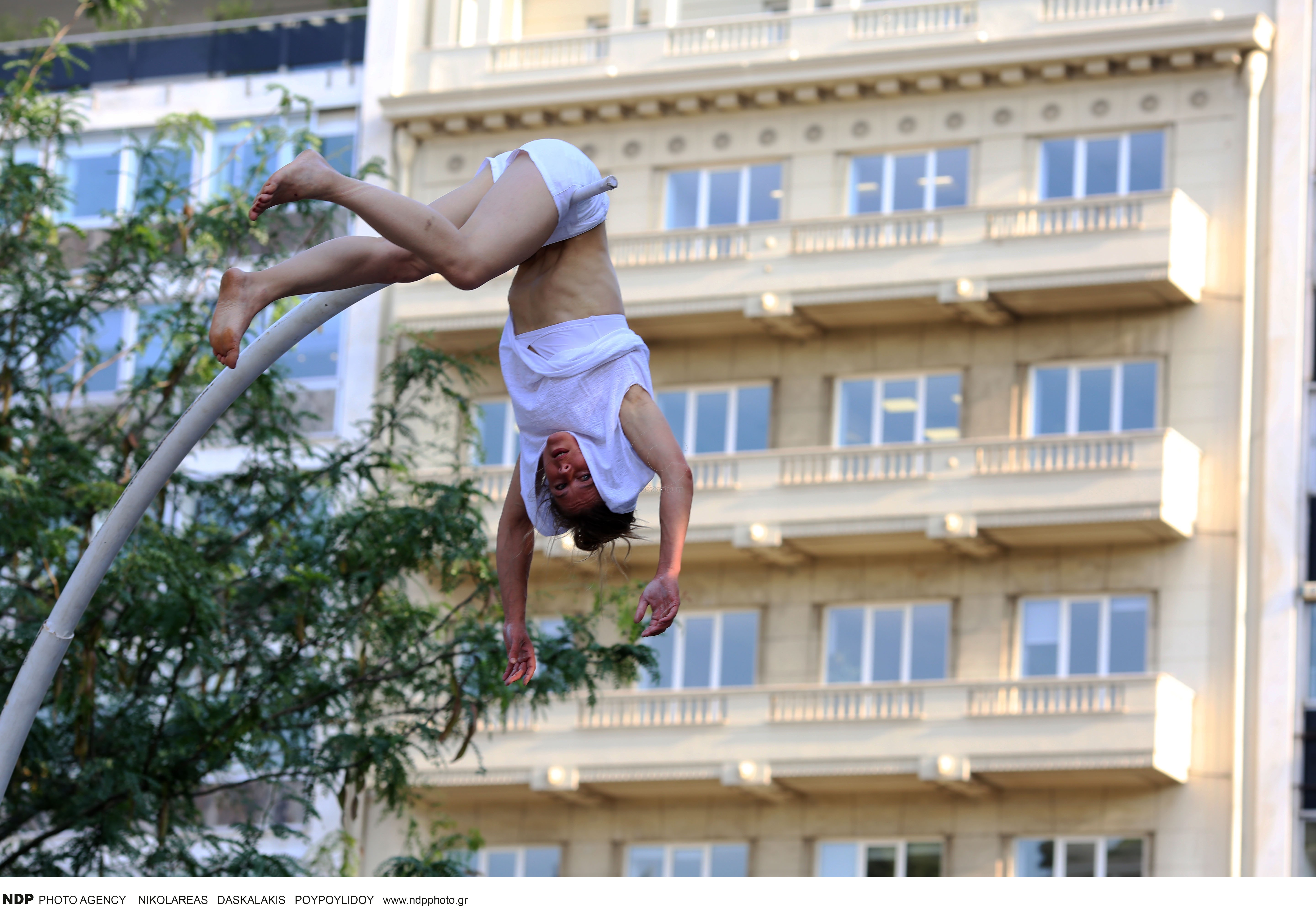 Εντυπωσιακές φωτογραφίες: καρέ καρέ τα ακροβατικά της Chloé Moglia στο Σύνταγμα