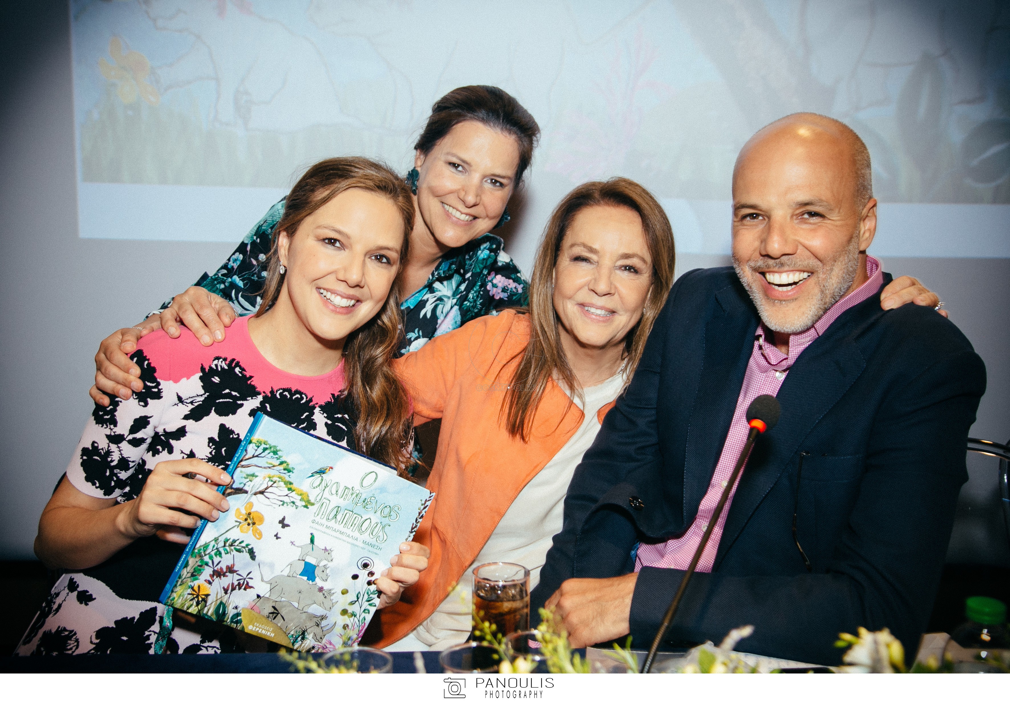 “Ο αγαπημένος παππούς” καμαρώνει..