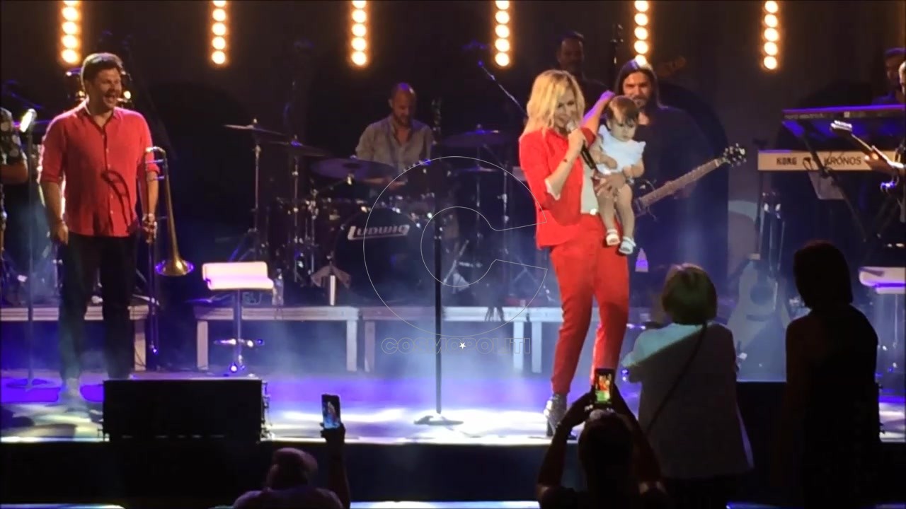 Αποκλειστικό βίντεο: η Άννα Βίσση στη σκηνή με μωρό στην αγκαλιά @συναυλία Αλεξάνδρεια