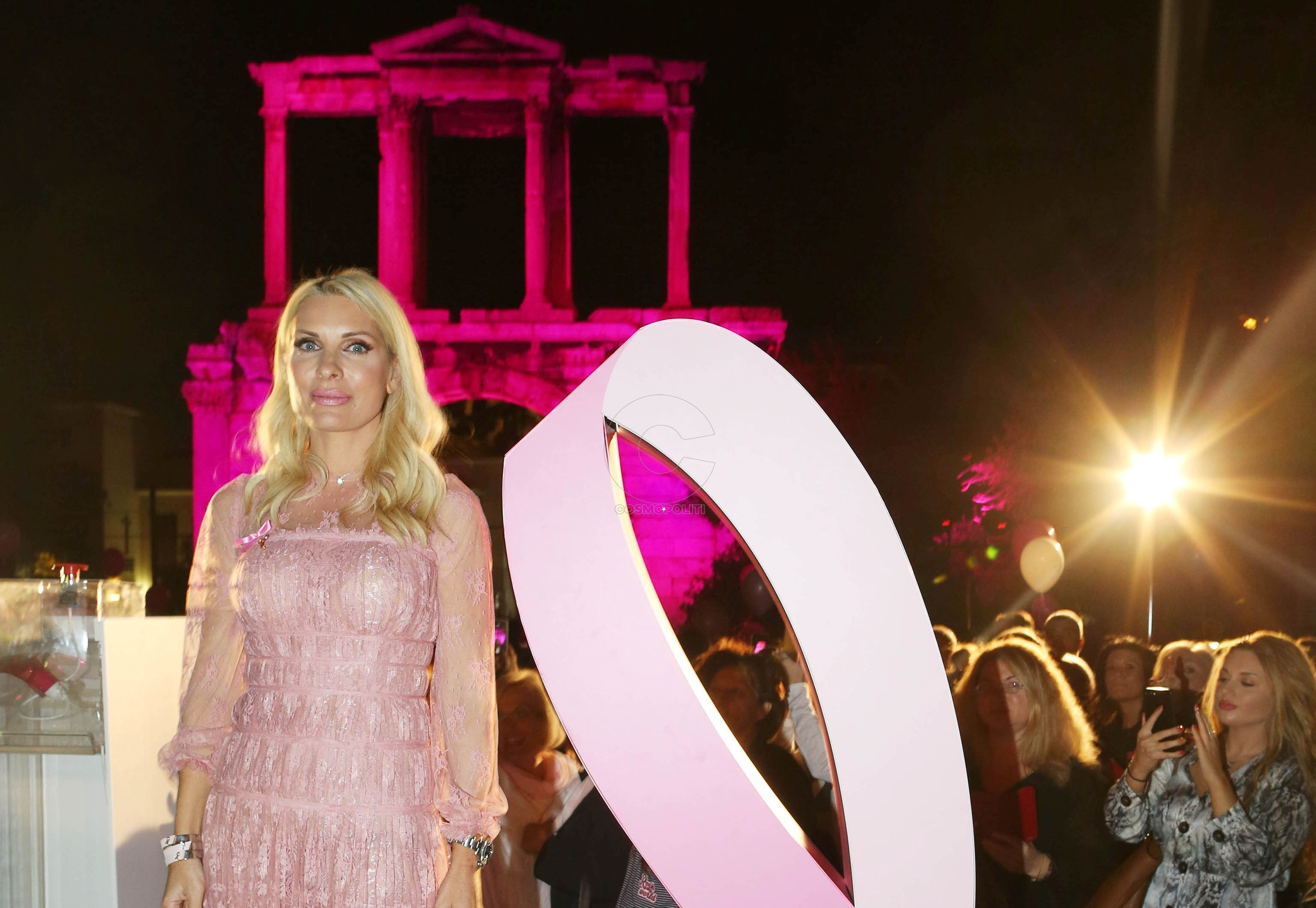 Ροζ φωταγώγηση από την Ελένη Μενεγάκη για την εκστρατεία ενημέρωσης των Estee Lauder Companies