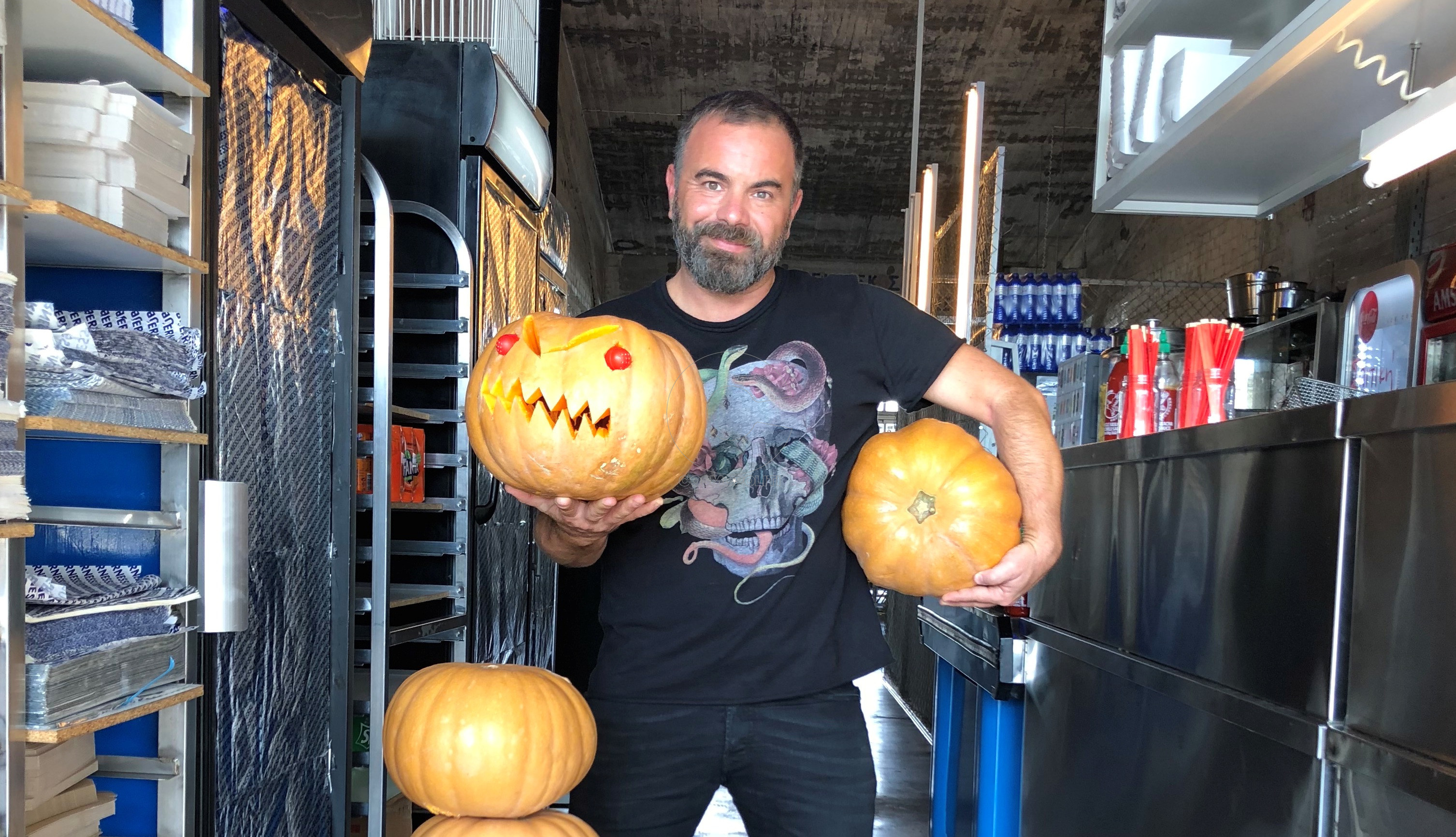 Βραδιά τρόμου: Ο στοιχειωμένος Βασίλης Καλλίδης και το Überness γιορτάζουν το Halloween