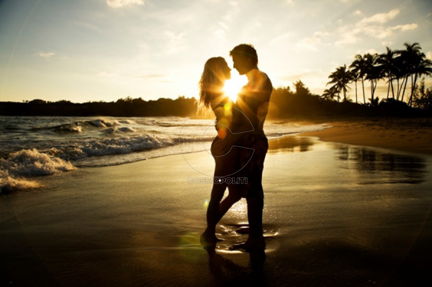 love-couple-beach-kiss-kissing-hot-couple-in-sun-shine-love-images-download-romantic-love-images-download-lonelyness-alone-www.143loveu.blogspot.in_