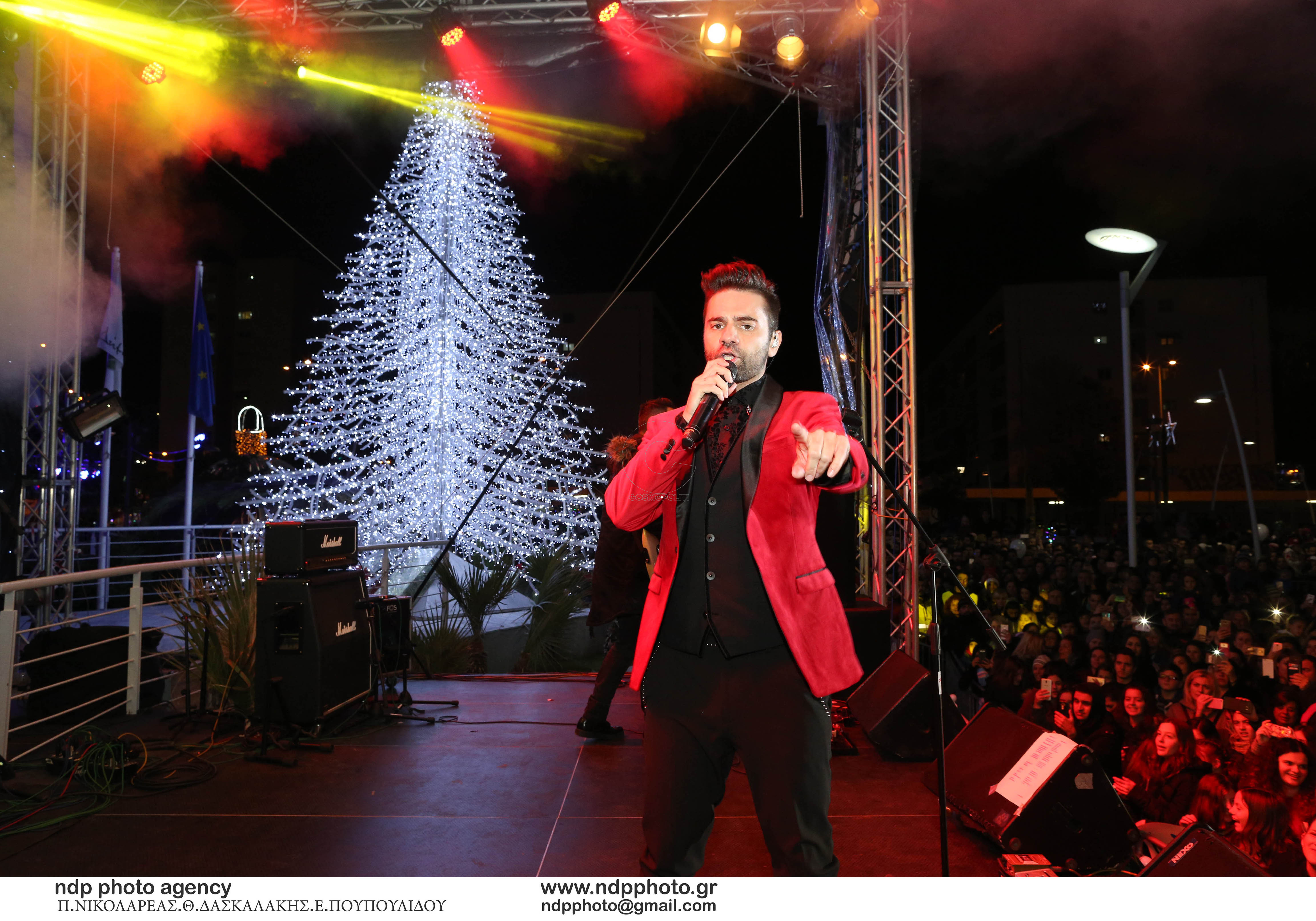 Οι Onirama άναψαν το Χριστουγεννιάτικο δέντρο στο Περιστέρι