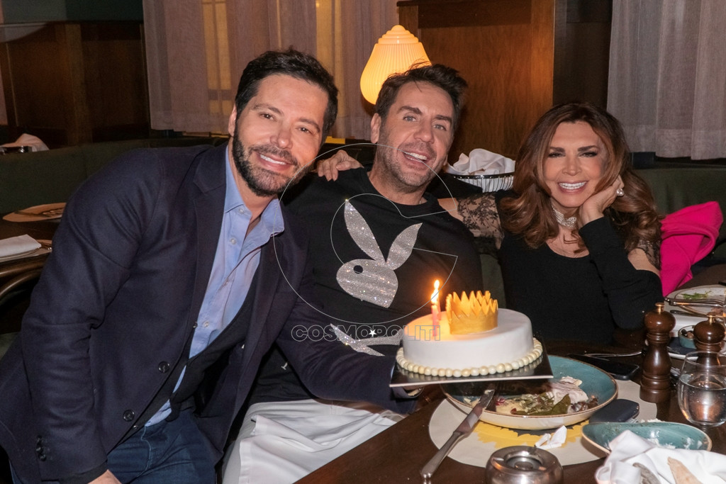 Ο Γιώργος Μαζωνάκης γιόρτασε στο εστιατόριο ILiOS τα γενέθλια της αδερφής του Βάσως