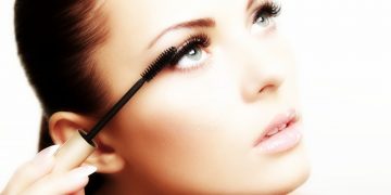 Πώς να αφαιρέσετε εύκολα την αδιάβροχη μάσκαρα