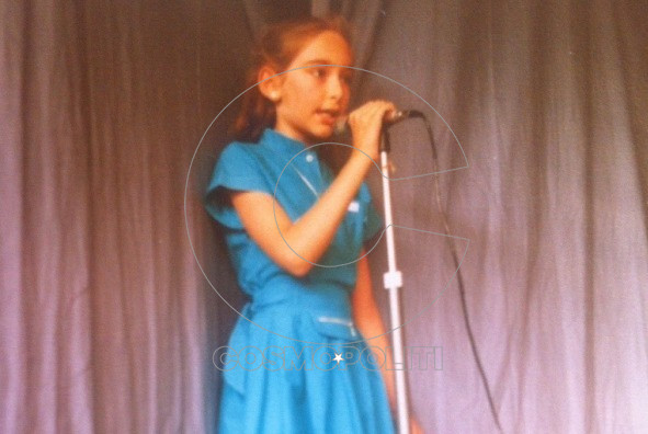 Από μικρή μπροστά στο μικρόφωνο. Την αναγνωρίζετε;