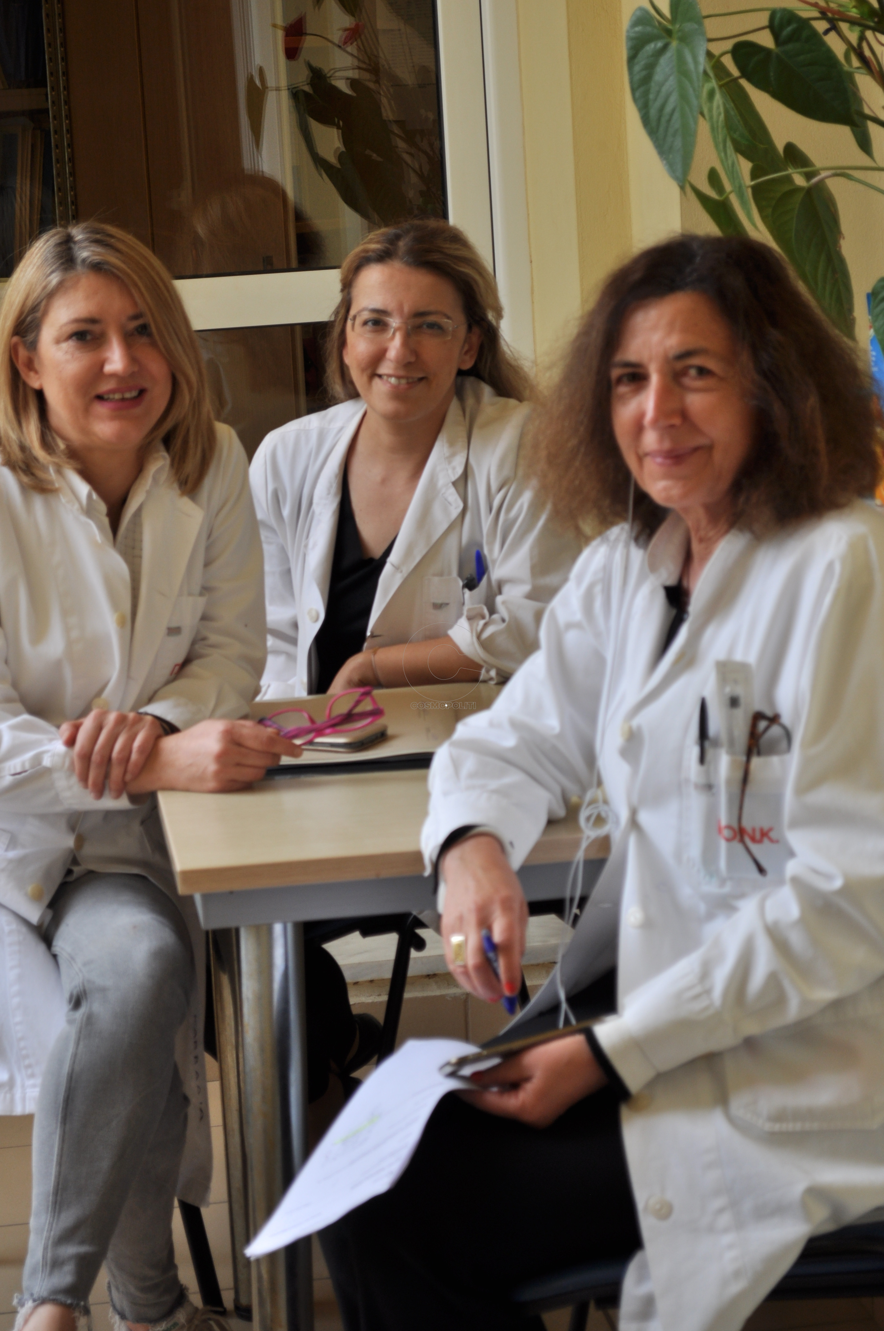Από δεξιά η διευθύντρια της Νευρολογικής Κλινικής κ. Αικατερίνη Χαμπίπη με γιατρίνες του τμήματος